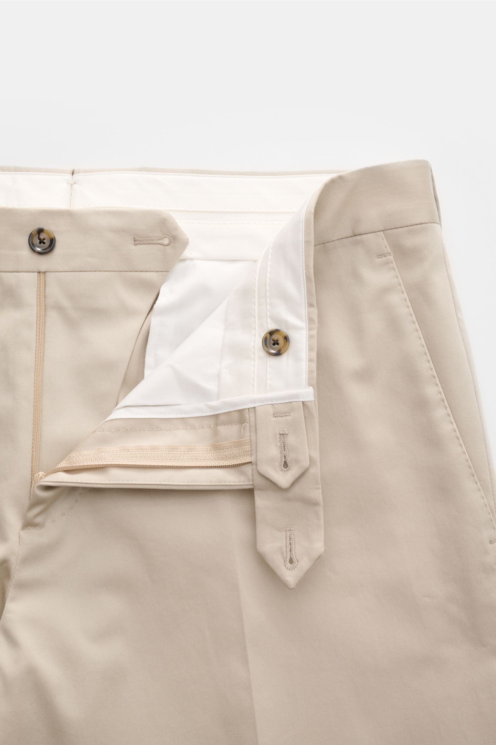 Lardini Anzug beige, Hose nah, elastische Baumwolle, reguläre Oberschenkelweite, Reißverschluss, Bundknöpfe, französische Taschen, offene Länge.