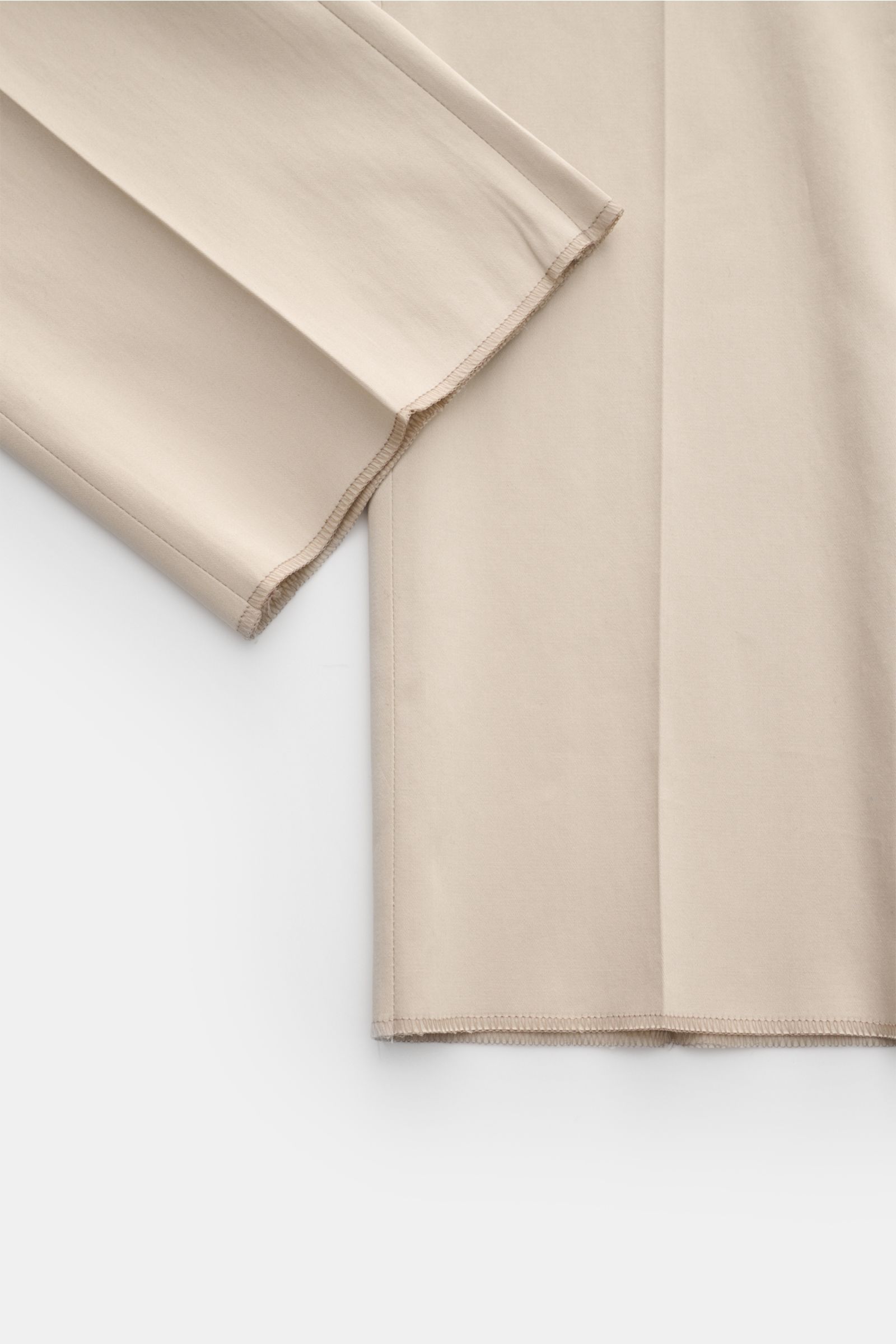 Beige Detailaufnahme des Lardini Anzug beige mit elastischer Baumwolle, weichem Griff, Slim Fit Sakko und offener Ärmellänge, Nahaufnahme.