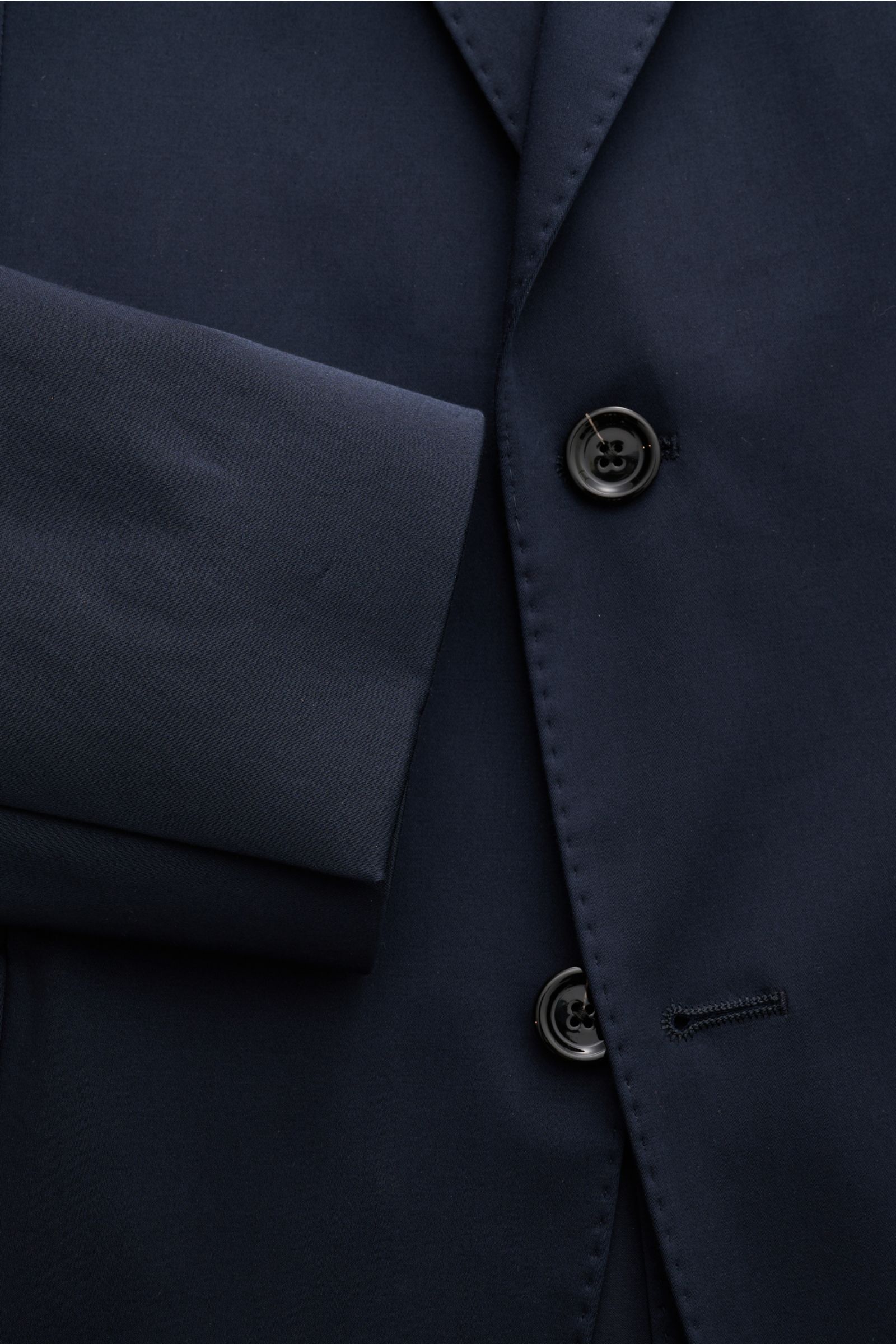 Lardini Anzug navy aus elastischer Baumwolle, Slim Fit Sakko mit zwei Knöpfen, fallendem Revers, weichem Griff, Nahaufnahme von Front und Ärmel.