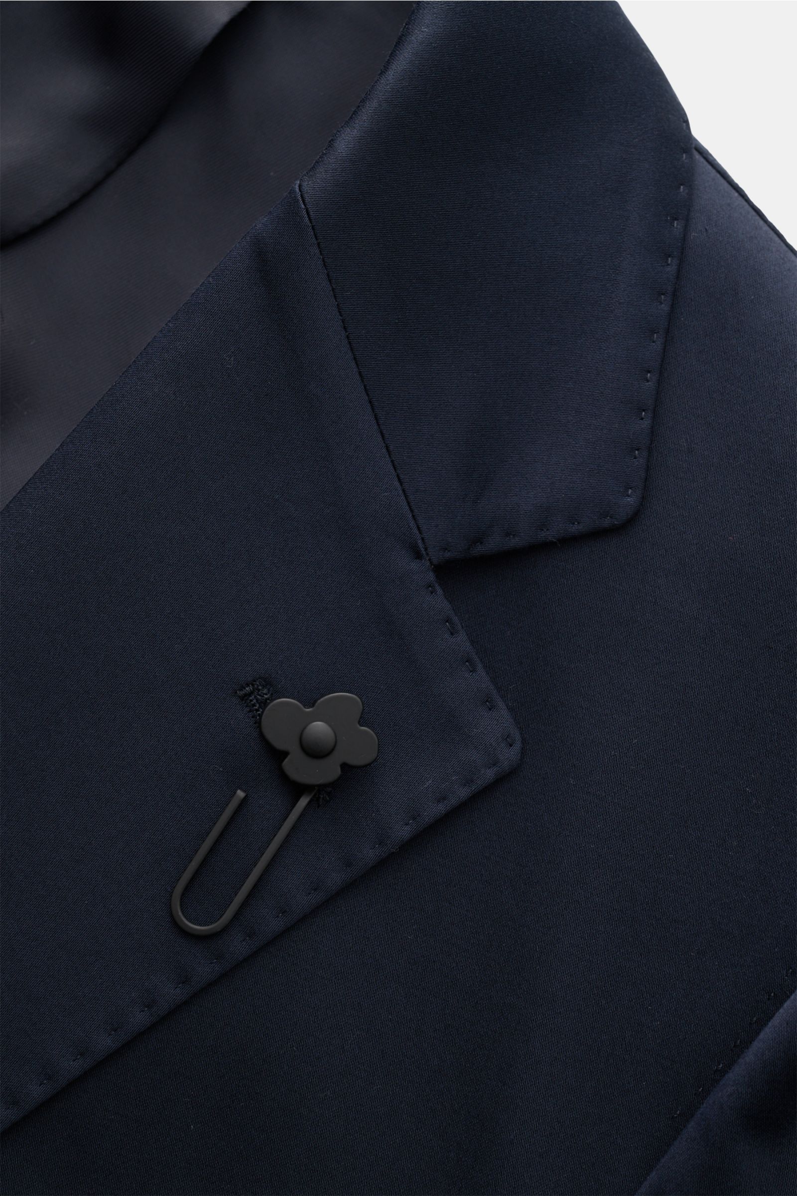 Lardini Anzug navy, Detailfoto des fallenden Revers mit Blütenpin, elastische Baumwolle, weicher Griff, Slim Fit Sakko, zwei Knöpfe.