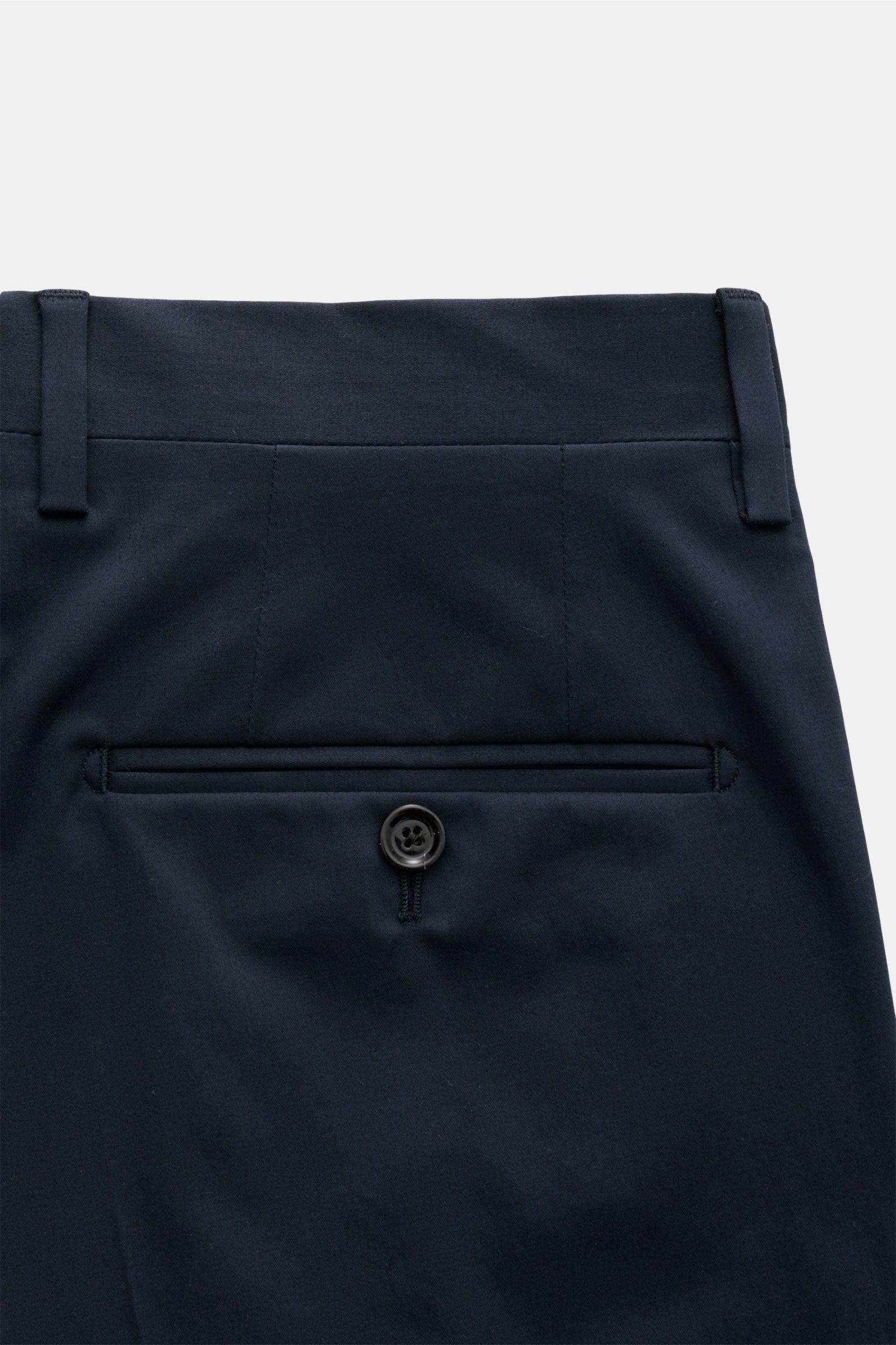 Lardini Anzug navy, Detailaufnahme Rückseite der Hose mit paspelierter Gesäßtasche und Knopf, aus elastischer Baumwolle, reguläre Oberschenkelweite.