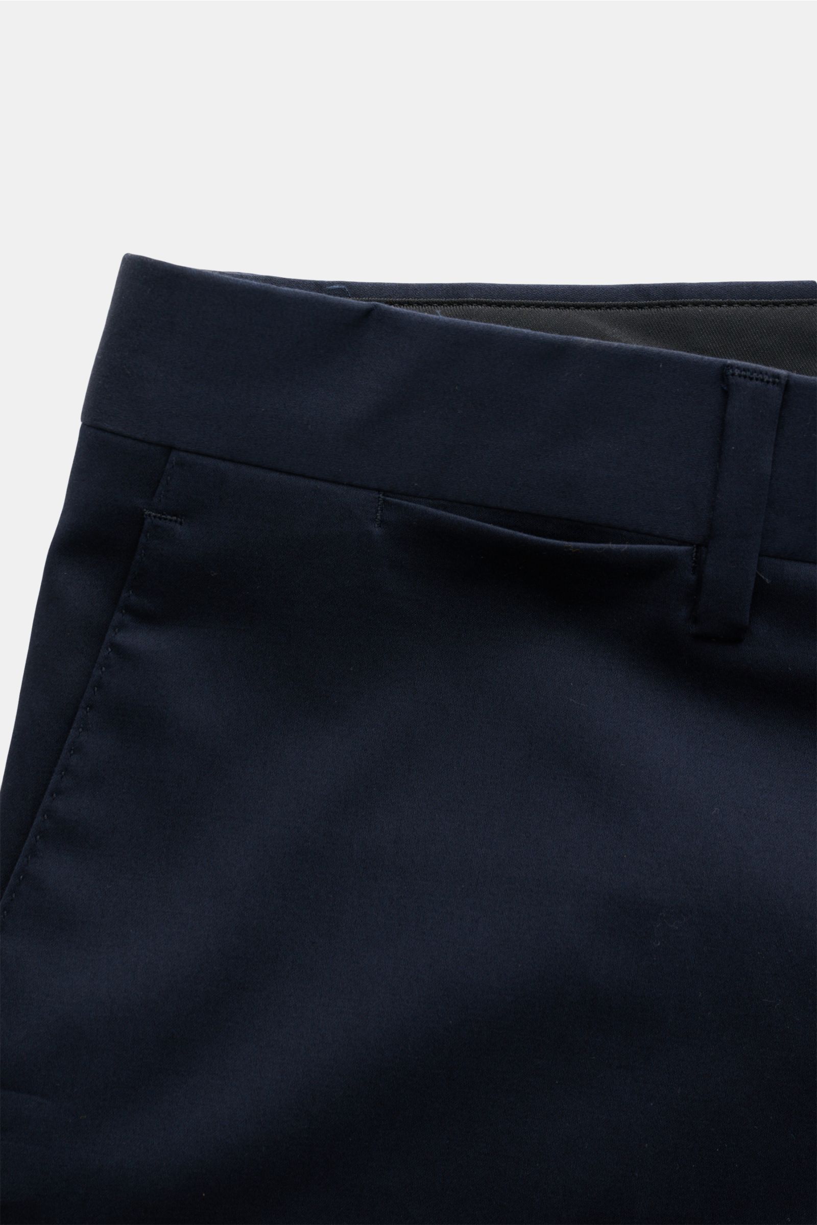 Lardini Anzug navy aus elastischer Baumwolle, Detailansicht der Hose mit Bund, französischer Tasche, Uhrentasche und Paspeltaschen.