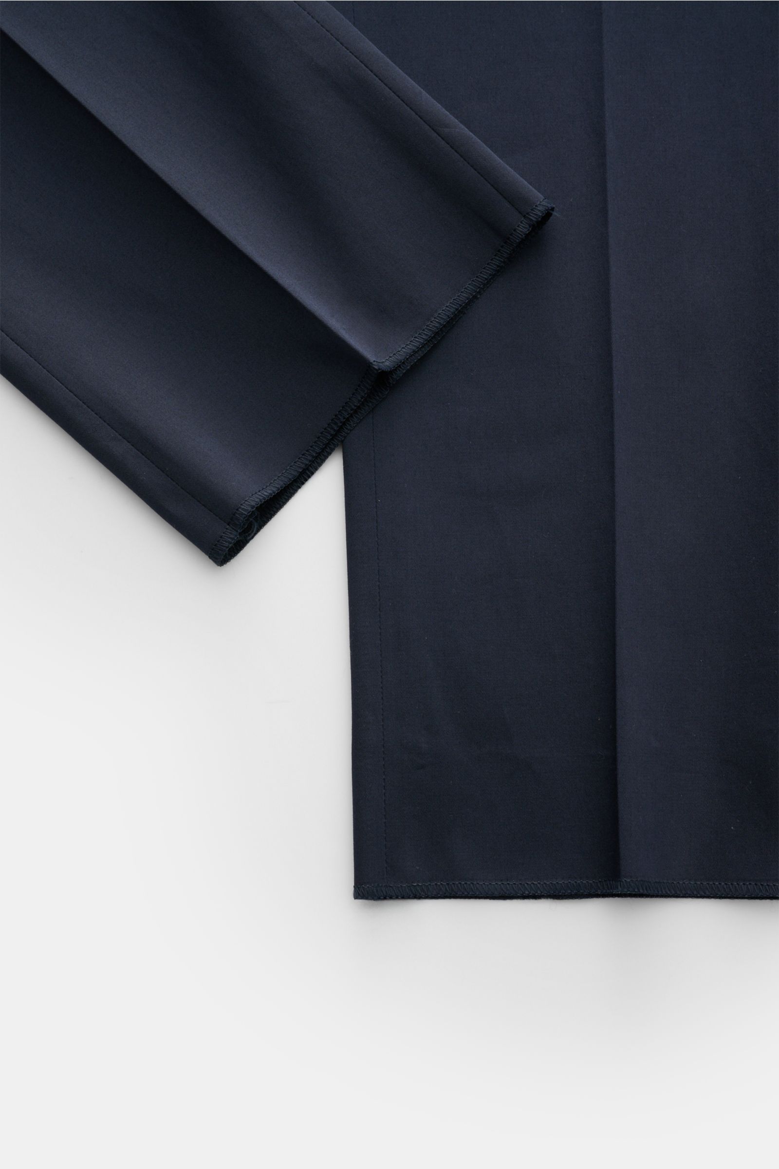 Lardini Anzug navy, Detailaufnahme von Ärmeln und Saum, elastische Baumwolle, weicher Griff, halb gefüttert, Slim Fit Sakko und reguläre Hose.