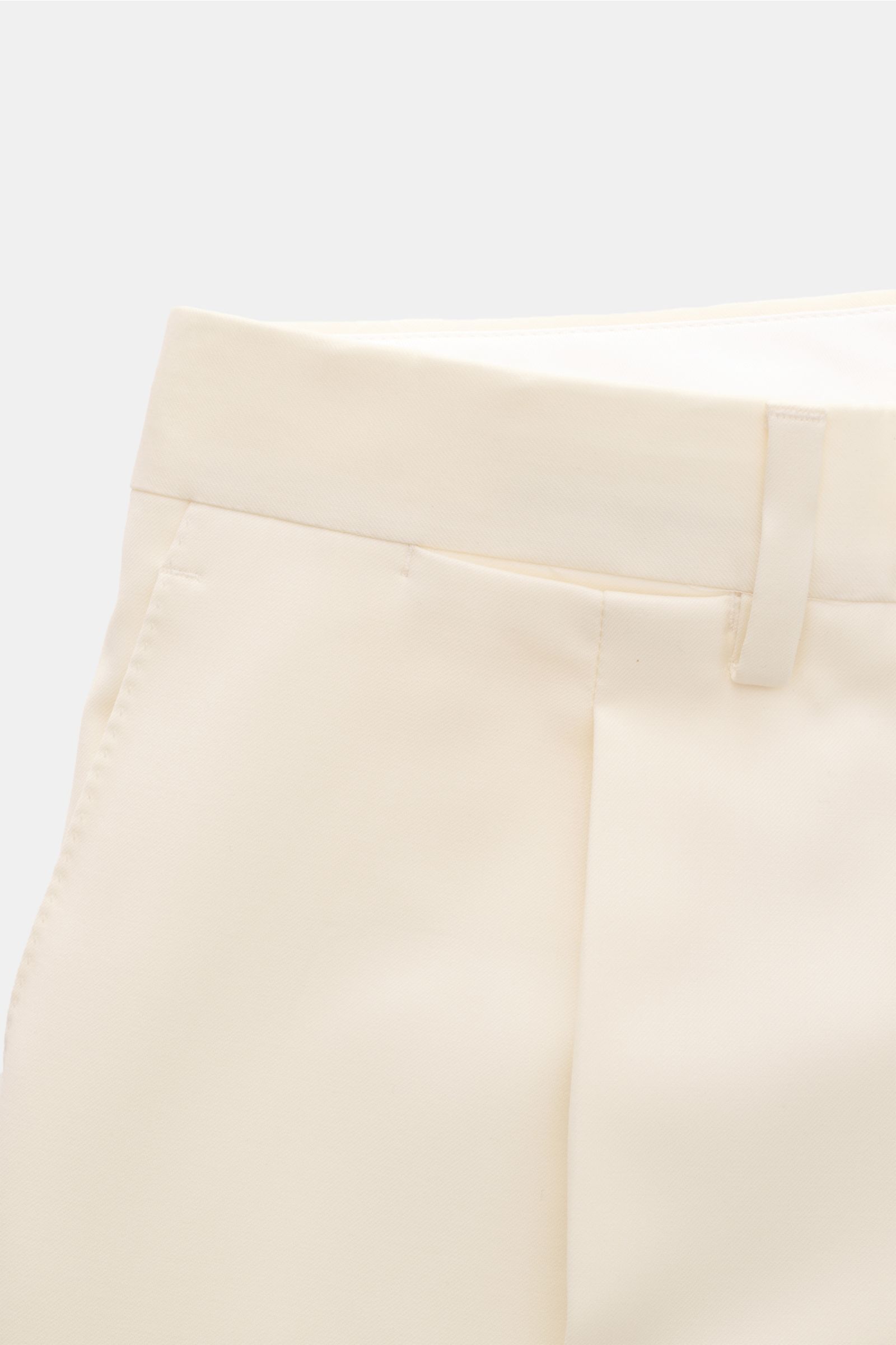 Close-up front view of the Lardini Anzug creme pants made of pure virgin wool with soft touch, featuring regular fit, slim tapered legs, zipper, button closure, and French pockets. The elegant suit combines Italian tailoring with fine material quality, hi
