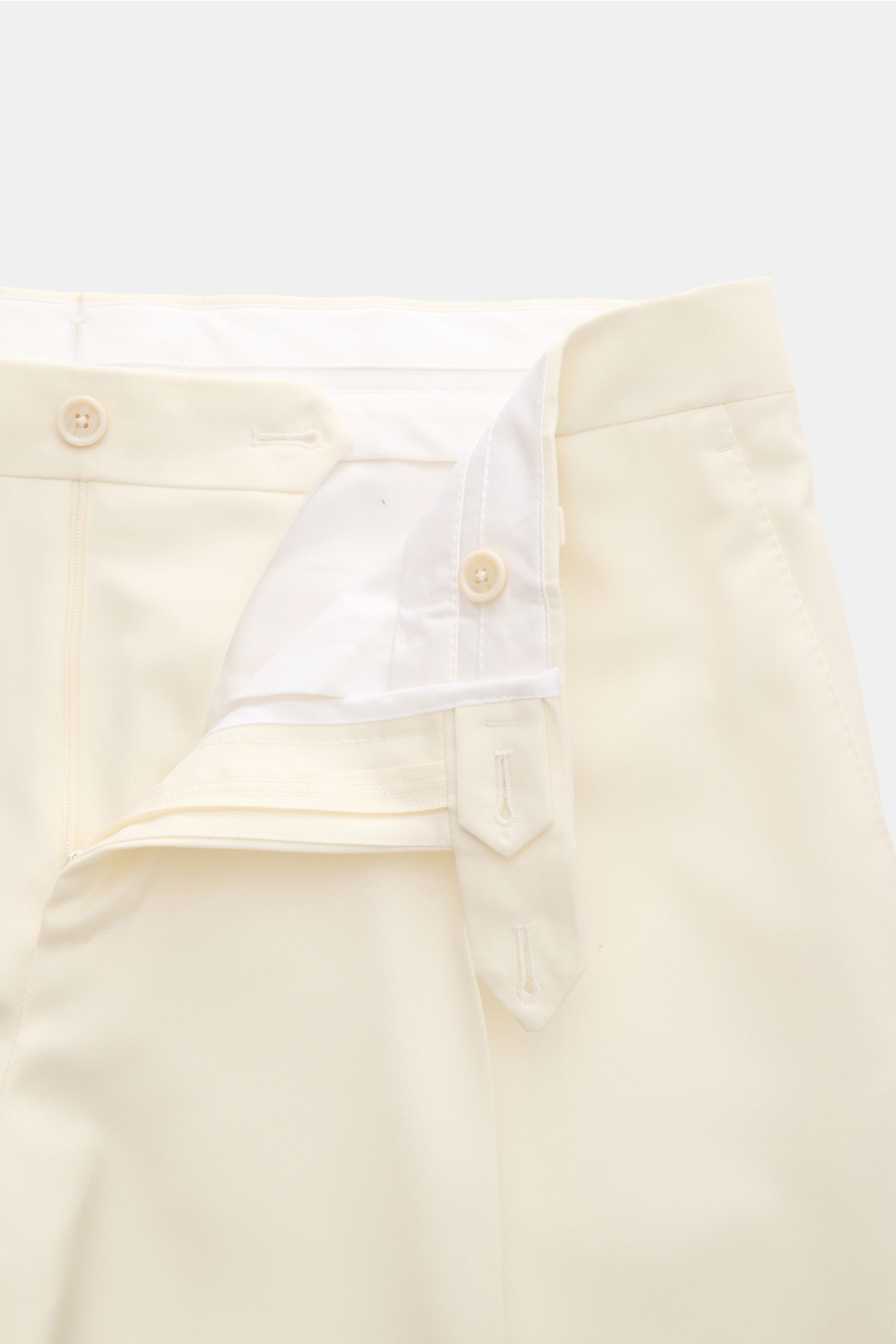Close-up front view of Lardini Anzug creme trousers in pure virgin wool, showing cream-colored fabric, button, zipper, and waistband details.