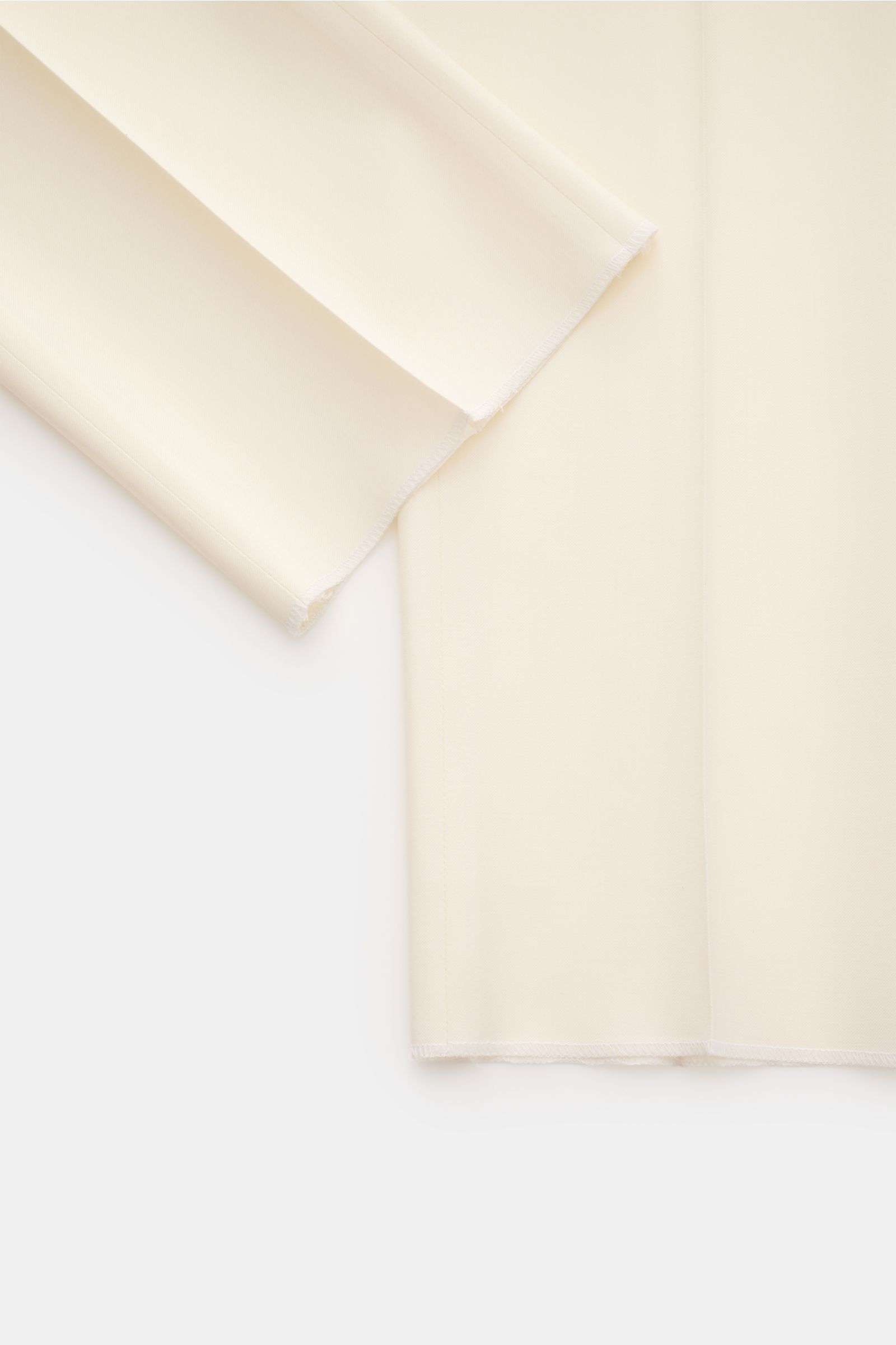 Lardini Anzug creme made of pure new wool, soft touch, photographed from above showing fabric texture and seams, elegant Italian craftsmanship.