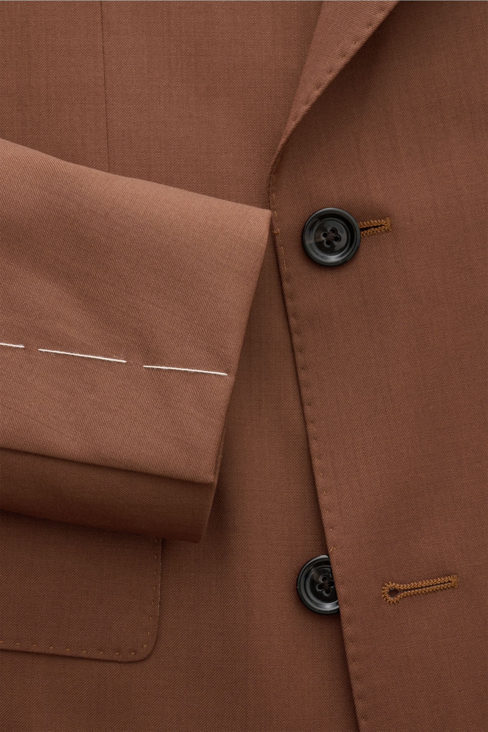 Nahaufnahme des braunen Lardini Anzugs aus reiner Schurwolle mit Slim Fit Sakko, zwei Knöpfen und unvollendeten Ärmelabschlüssen.