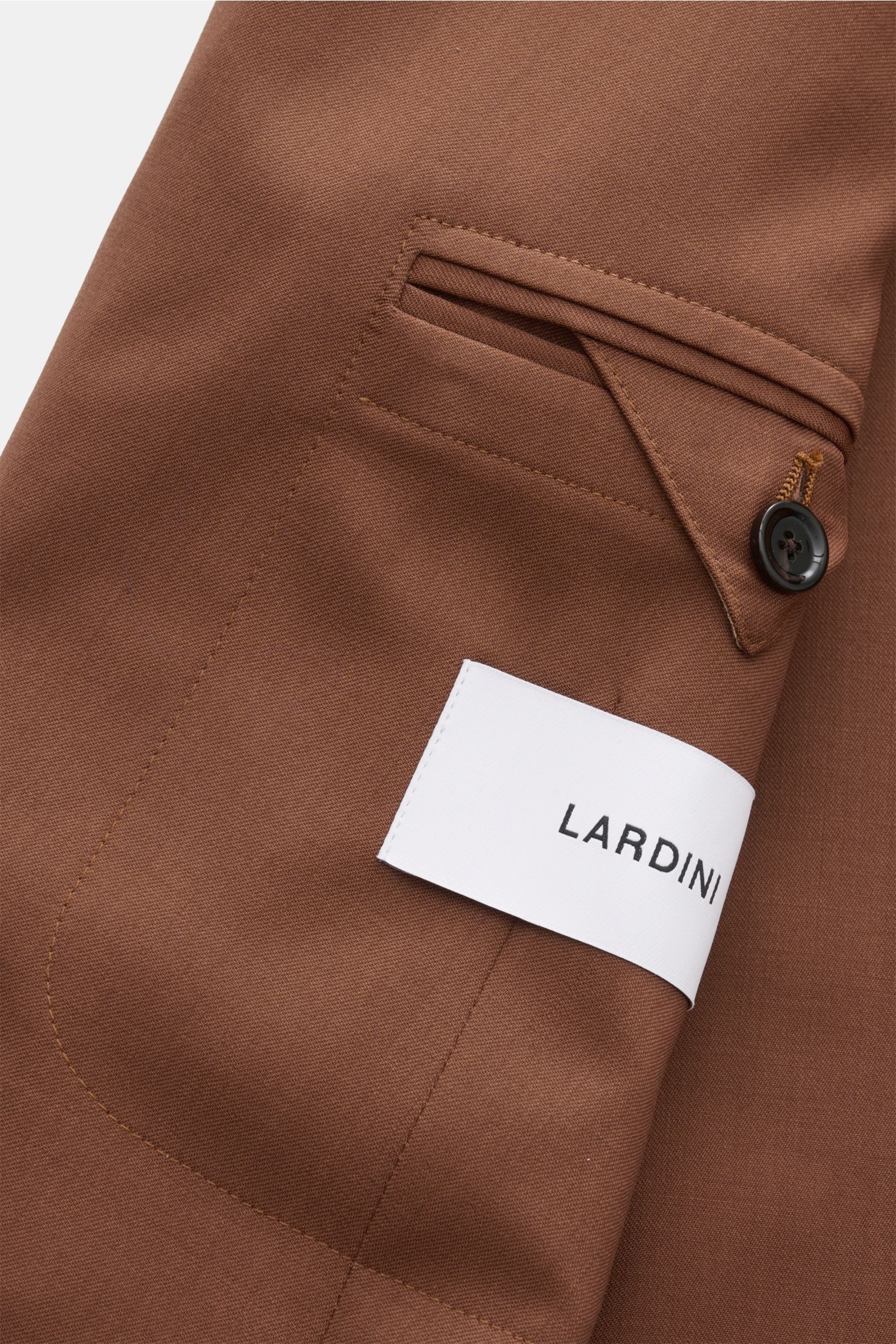 Nahaufnahme des braunen Lardini Anzugs aus reiner Schurwolle, Fokus auf Tasche mit Knopf, weicher Griff, hochwertiges Material.