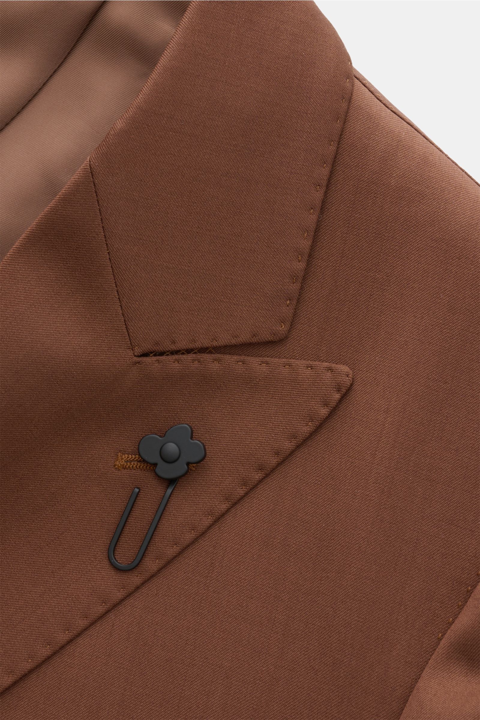 Lardini Anzug braun, Detailaufnahme des Spitzrevers mit floralem Pin, reine Schurwolle, Slim Fit Sakko, italienische Schneiderkunst.