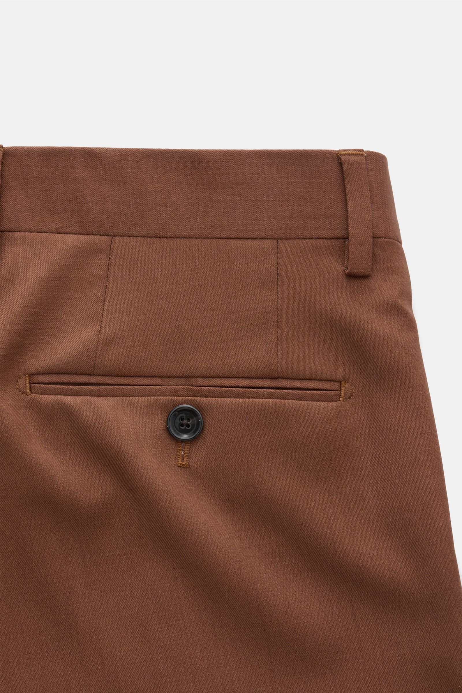 Braune Hose des Lardini Anzugs, Detailaufnahme von hinten, reine Schurwolle, Regular Fit, französische Taschen, Knopf-Gesäßtaschen.