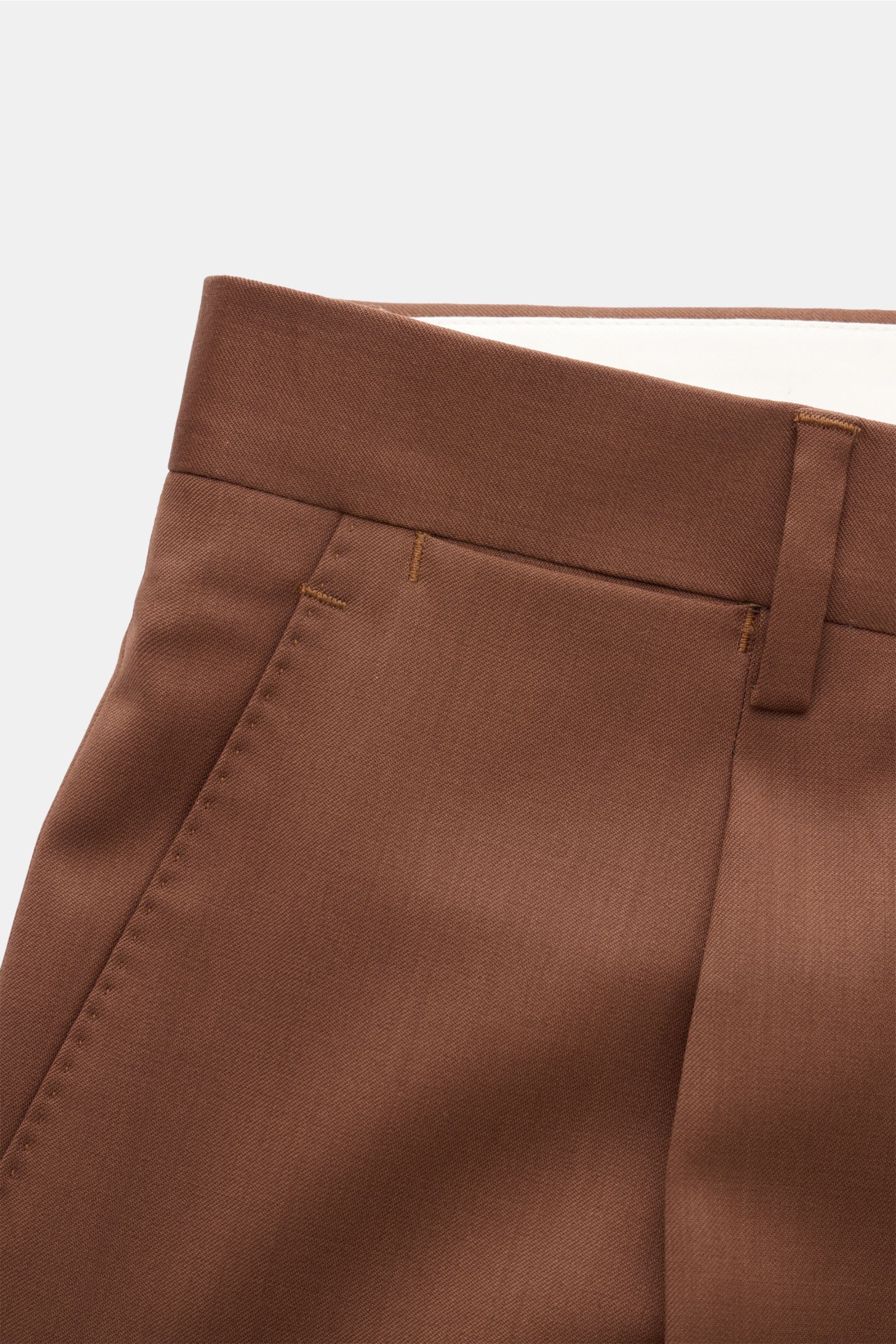 Nahaufnahme der Hose vom Lardini Anzug braun, reine Schurwolle, Regular Fit, französische Taschen, Bunddetails sichtbar.