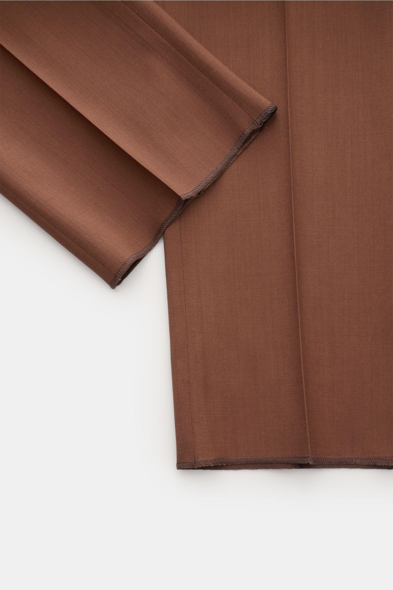 Braune Stoffdetailaufnahme des Lardini Anzugs braun aus reiner Schurwolle, Perspektive auf Ärmel- und Saumabschluss.