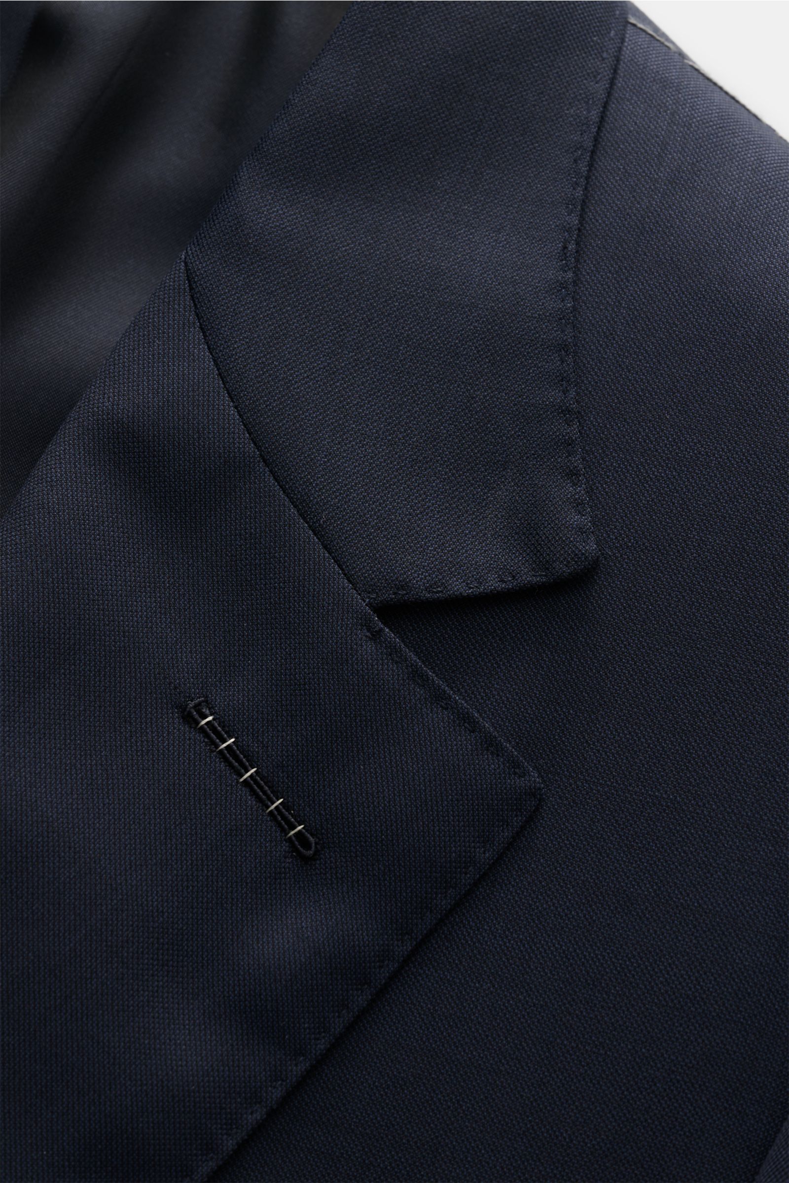 Nahaufnahme des fallenden Revers vom Tom Ford Anzug 'Shelton' navy aus fein gewebter, reiner Wolle mit superfeiner Webstruktur.