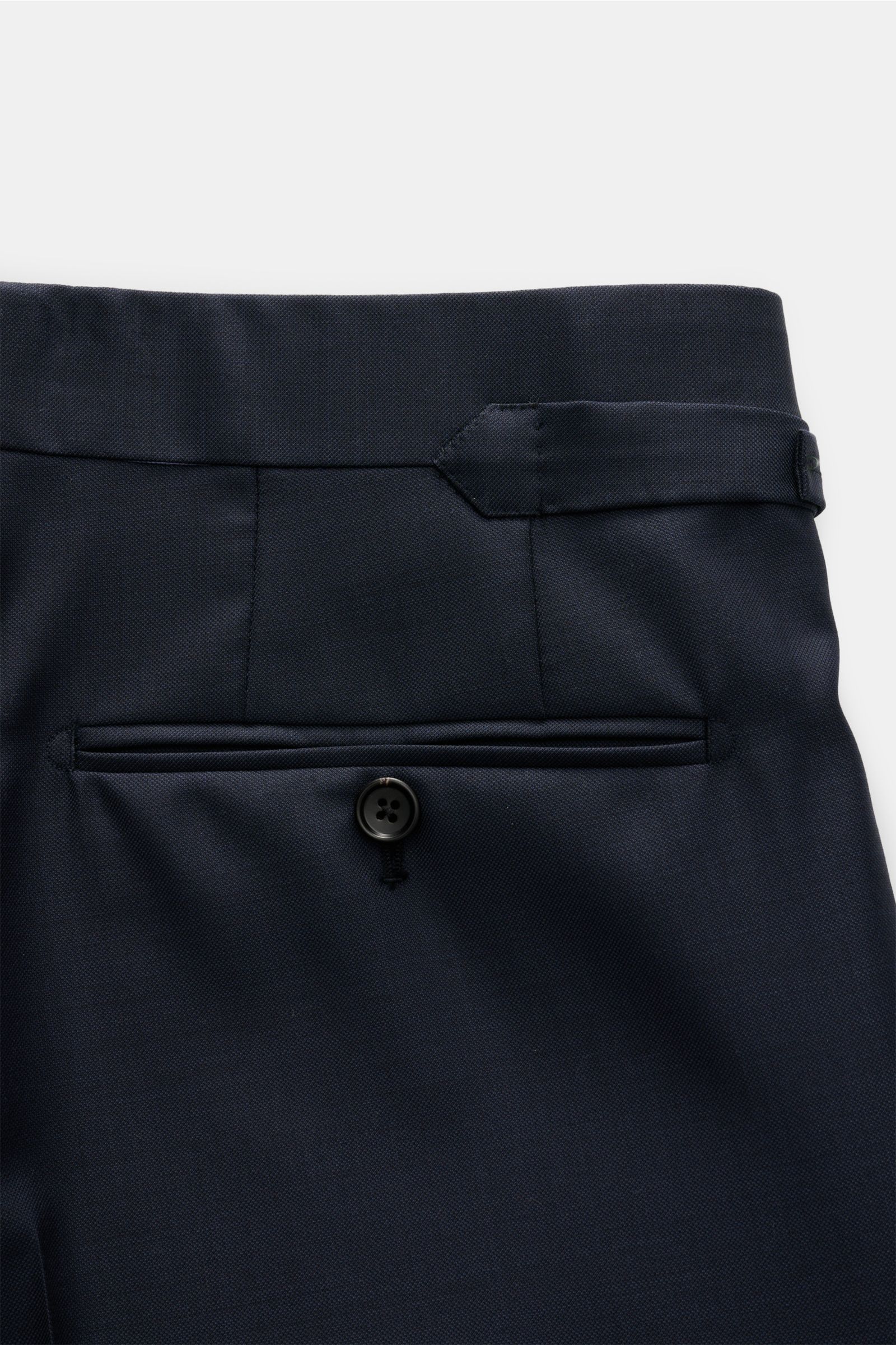 Nahaufnahme der Rückseite der Hose des Tom Ford Anzugs 'Shelton' navy aus reiner Wolle mit Side Adjuster und paspelierter Gesäßtasche.