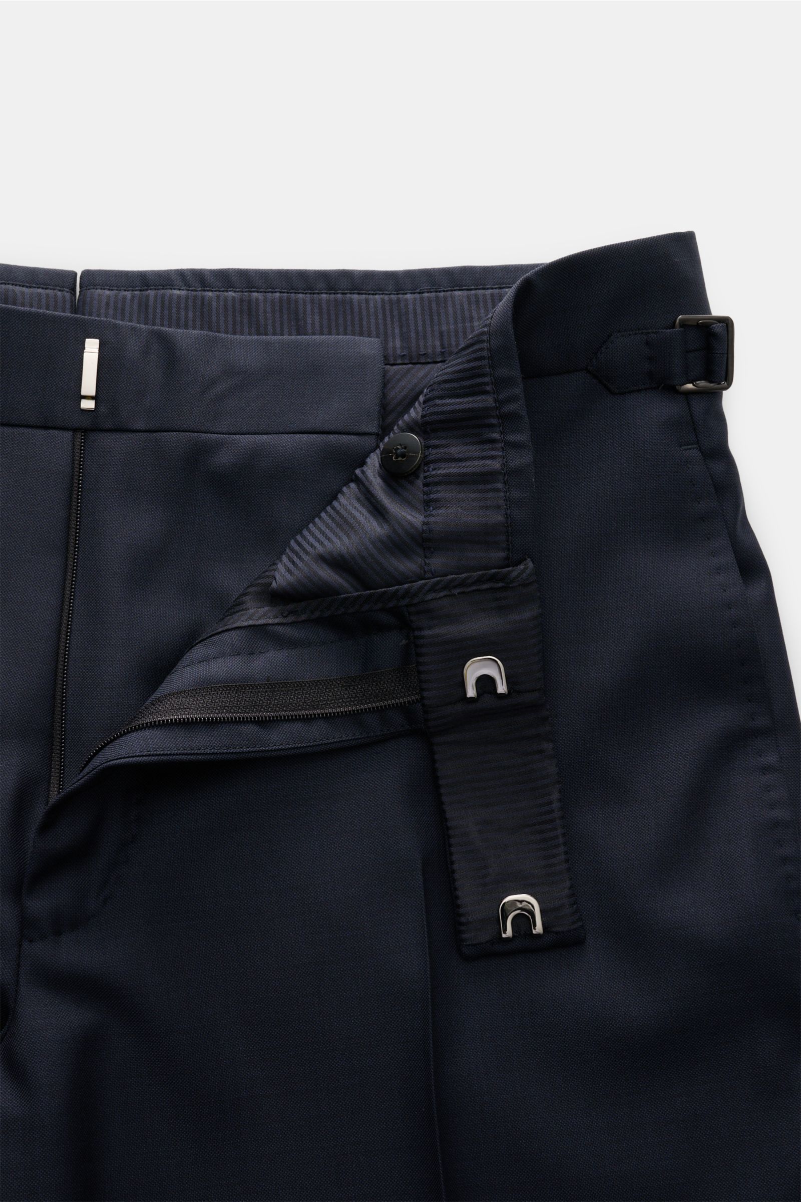 Tom Ford Anzug 'Shelton' navy, Detailansicht der Hose mit Side Adjuster, Bundhaken, Reißverschluss und feiner Webstruktur aus reiner Wolle.