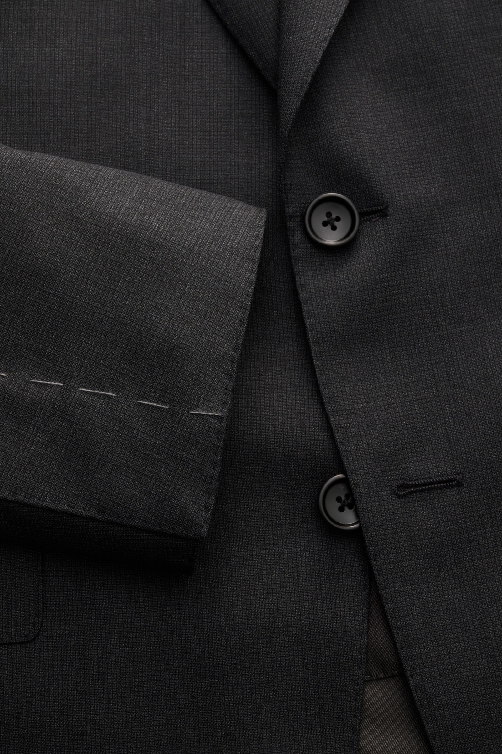 Close-up front view of the Tom Ford Anzug 'Shelton' anthrazit meliert jacket sleeve and buttons, showing the slim fit, fine wool with a smooth, textured weave, two-button tailored style with notch lapel. Perfektes Auftreten mit TOM FORD: Mit dem Anzug 'Sh