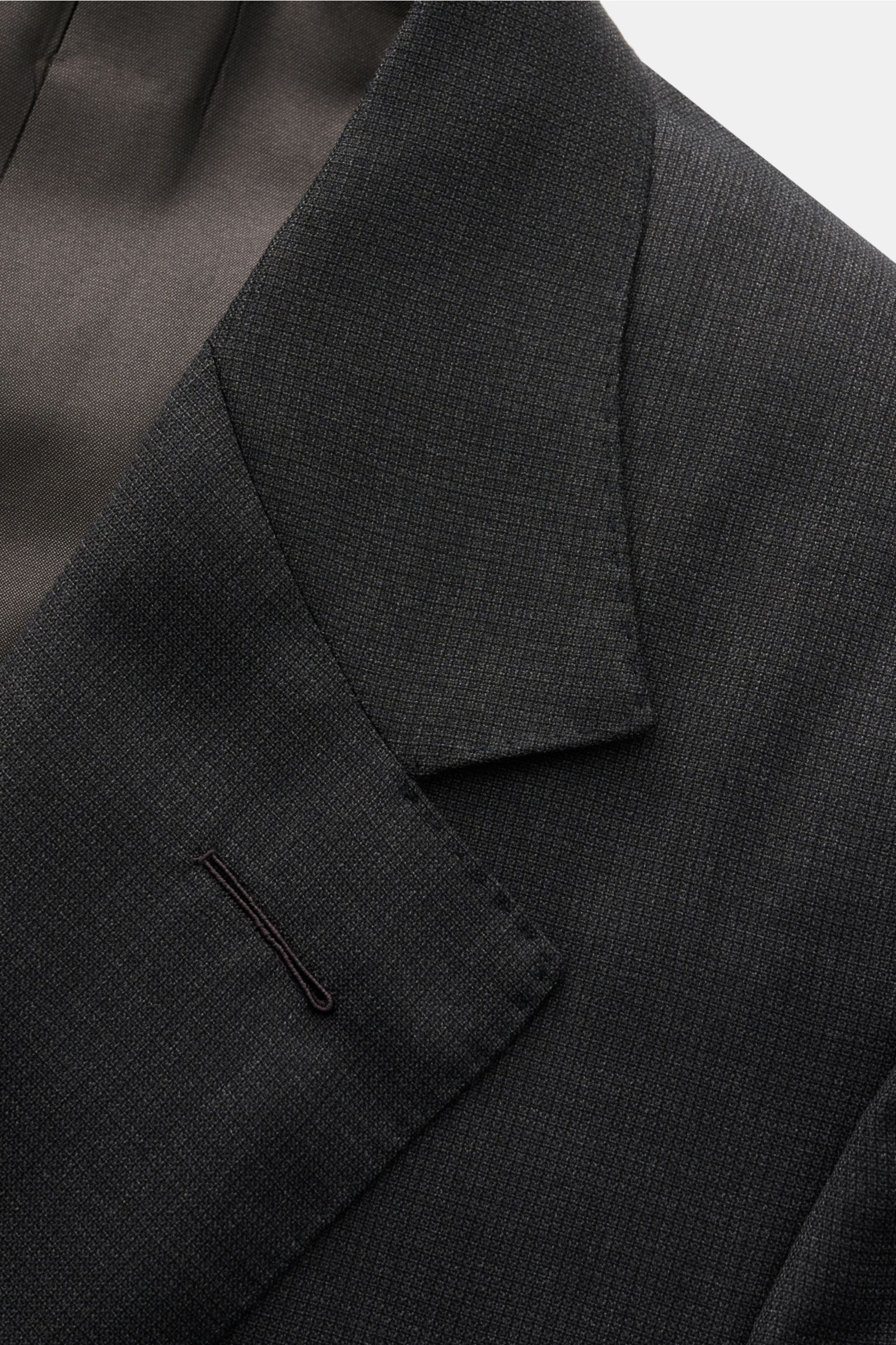 Close-up front angle of Tom Ford Anzug 'Shelton' anthrazit meliert suit jacket lapel, showing fine woven wool texture, slim fit, and smooth lining. Perfektes Auftreten mit TOM FORD: Mit dem Anzug 'Shelton' aus fein gewebter Wolle, mit schmaler Passform un