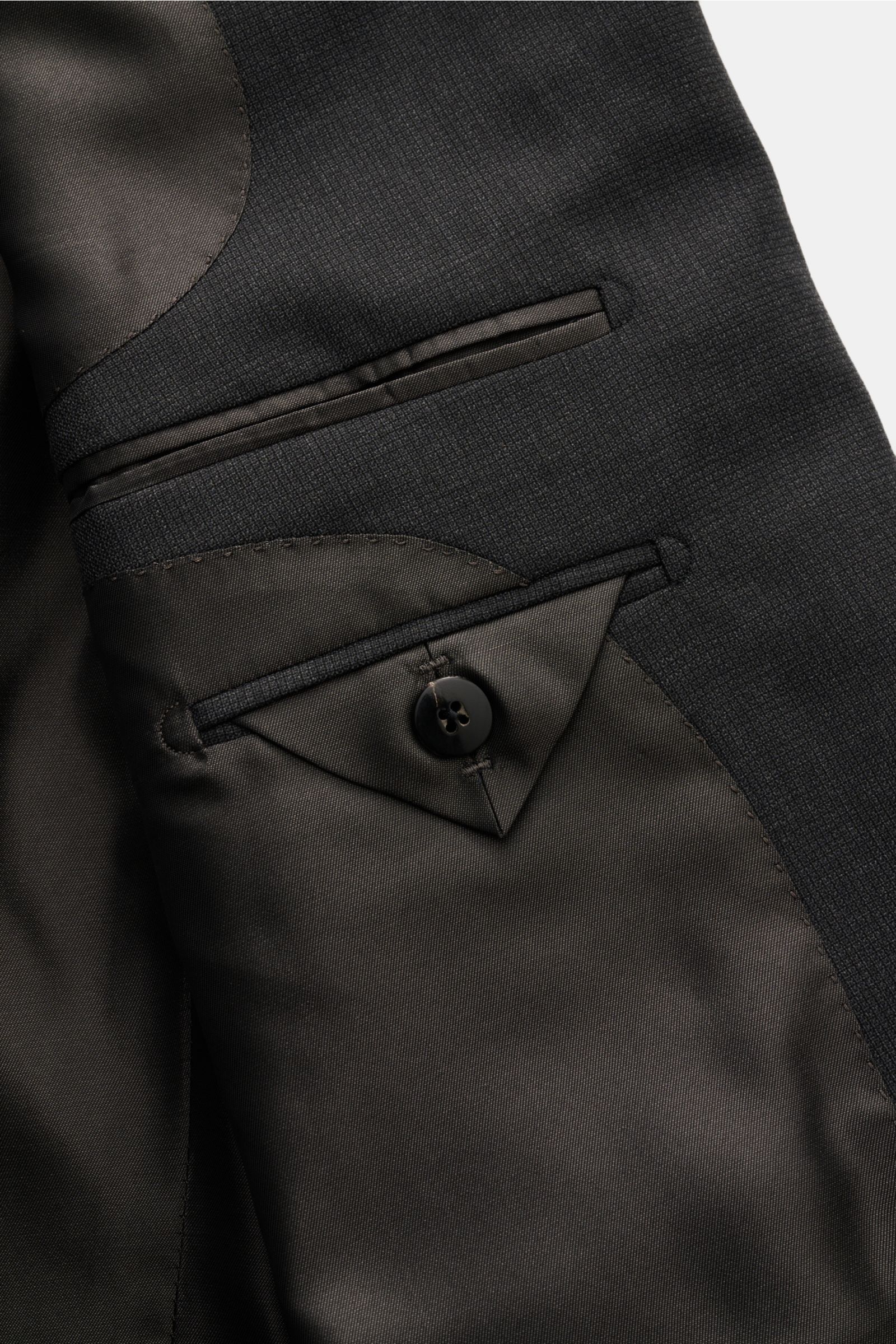 Close-up inside view of the Tom Ford Anzug 'Shelton' anthrazit meliert showing fine wool fabric, slim fit, side adjusters, smooth lining, and detailed pockets.