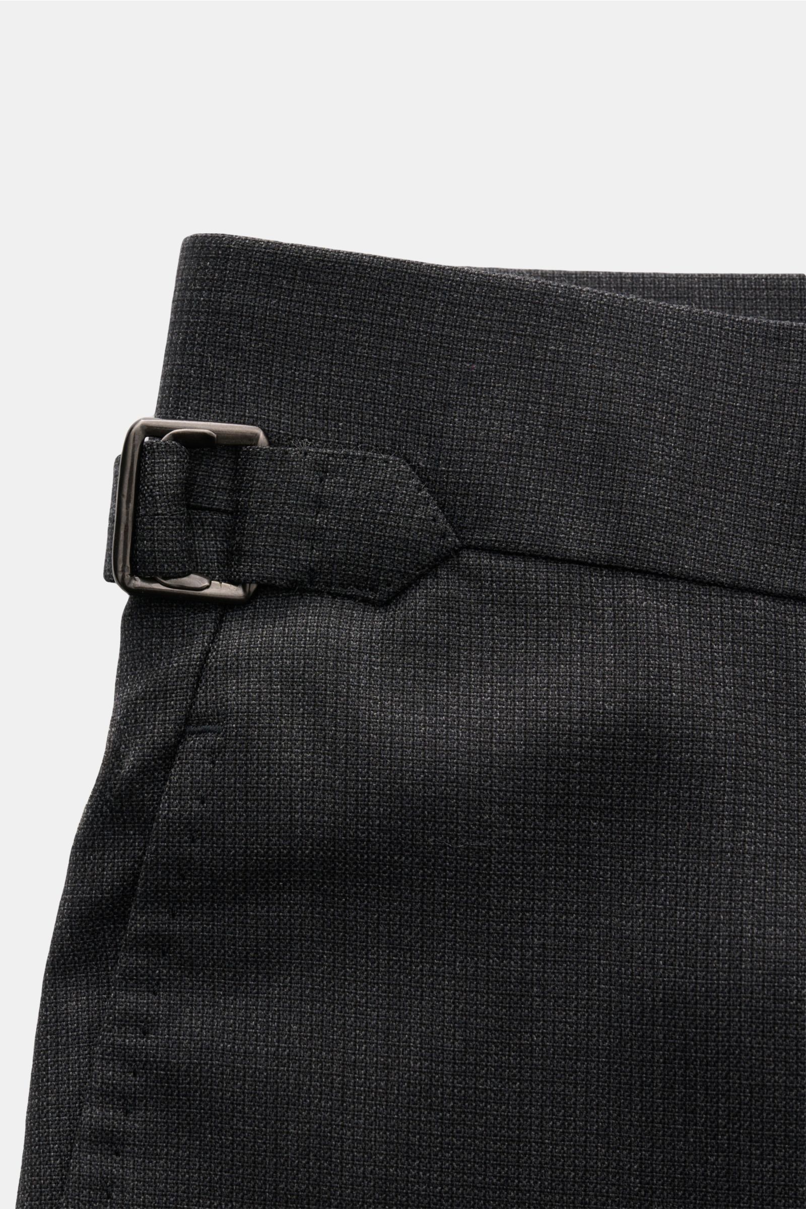 Close-up front-side view of Tom Ford Anzug 'Shelton' anthrazit meliert trousers, featuring side adjuster, high waistband, slim fit, and fine wool texture. Perfektes Auftreten mit TOM FORD: Mit dem Anzug 'Shelton' aus fein gewebter Wolle, mit schmaler Pass