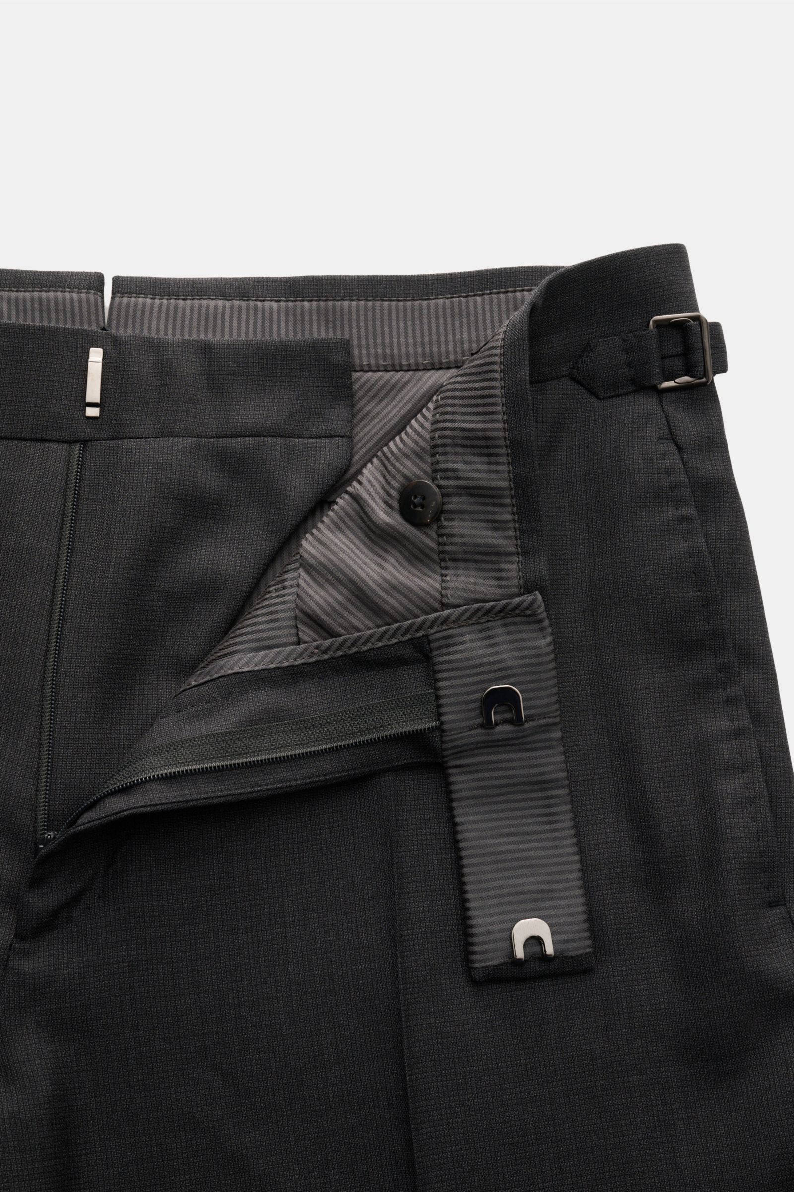 Close-up front view of the Tom Ford Anzug 'Shelton' anthrazit meliert trousers showing fine wool fabric, slim fit, side adjusters, zipper, and button details.