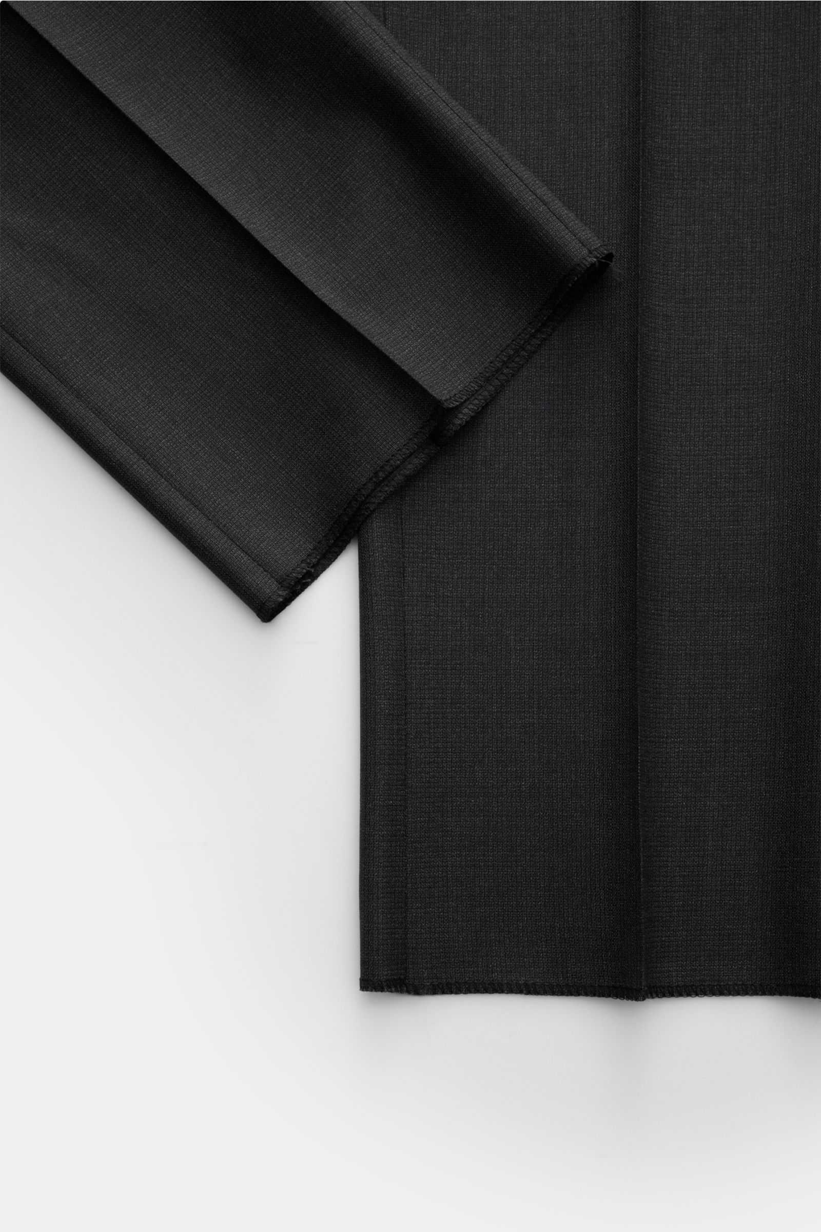 Close-up front view of the Tom Ford Anzug 'Shelton' anthrazit meliert suit fabric, showing finely woven wool with slim fit and side adjusters. Perfect for glamorous appearances.  
- Pure wool  
- Smooth feel  
- Structured weave  
- Slim fit  
Jacket: tai