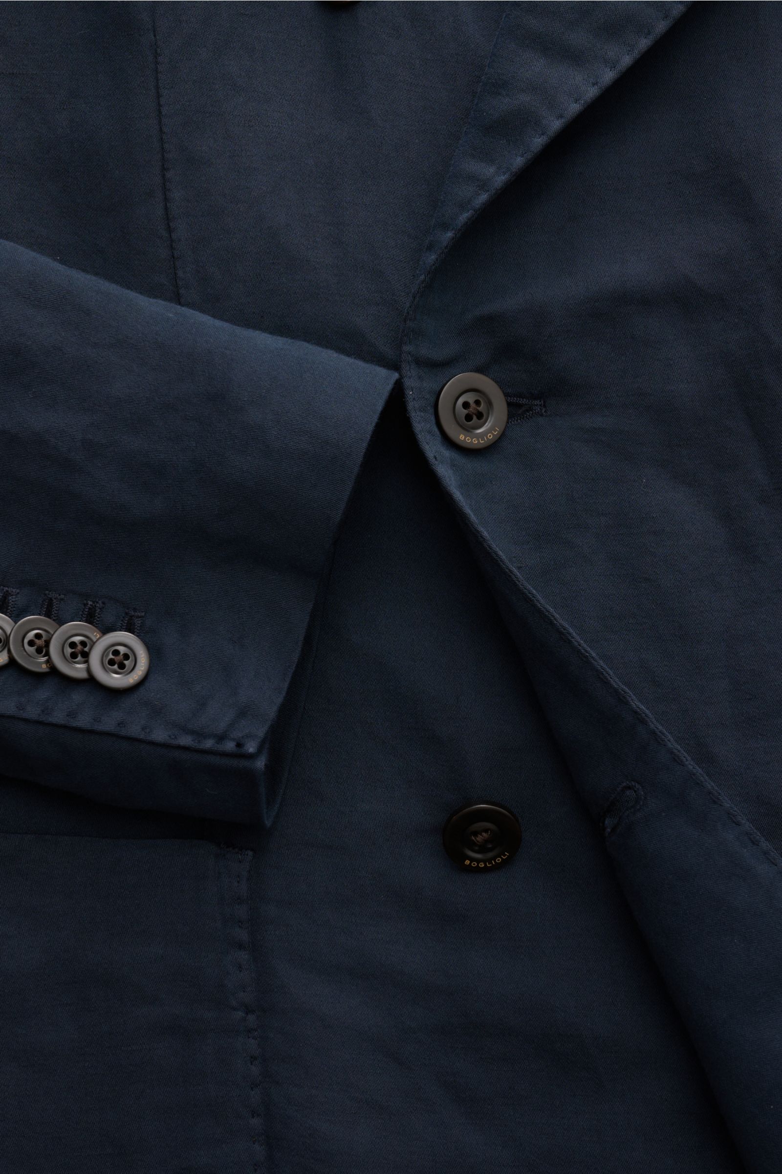 Boglioli Anzug 'K. Jacket' navy in Nahaufnahme von vorne, Baumwoll-Leinen-Mix, zweireihiges Sakko mit Kissing Buttons, Slim Fit, weicher Griff.