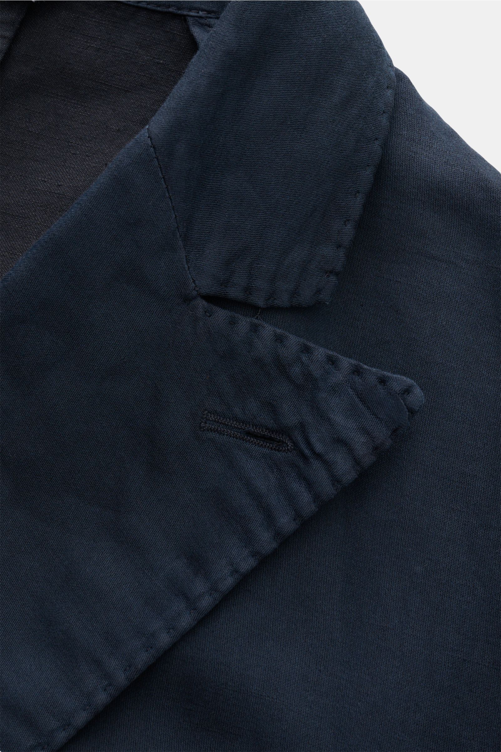 Nahaufnahme des fallenden Revers vom Boglioli Anzug 'K. Jacket' navy im legeren Unconstructed-Design aus Baumwoll-Leinen-Mischung.