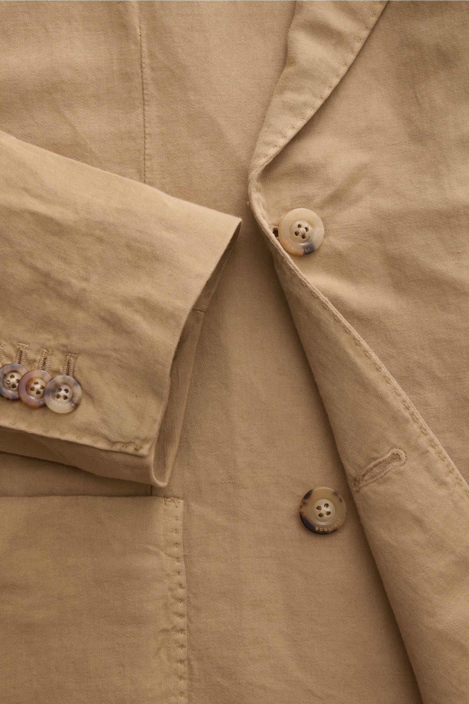 Nahaufnahme des Boglioli Anzugs 'K. Jacket' sand mit zweireihigem Drei-Knopf-Sakko und weichem Baumwoll-Leinen-Mix, Slim Fit.