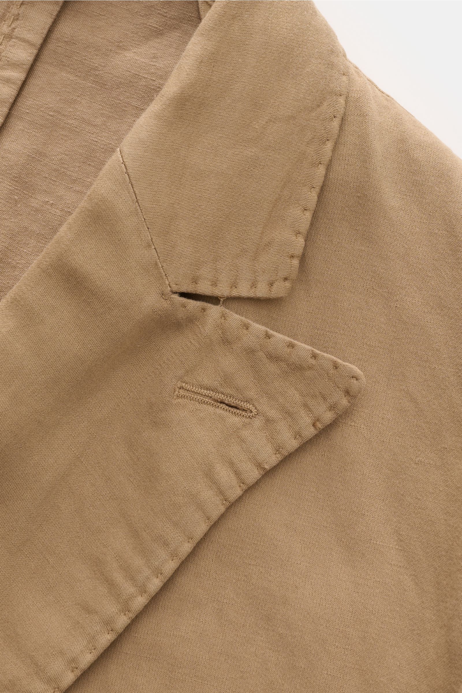 Nahaufnahme des fallenden Revers und Knopflöcher vom Boglioli Anzug 'K. Jacket' sand aus Baumwoll-Leinen-Mischung, slim fit.