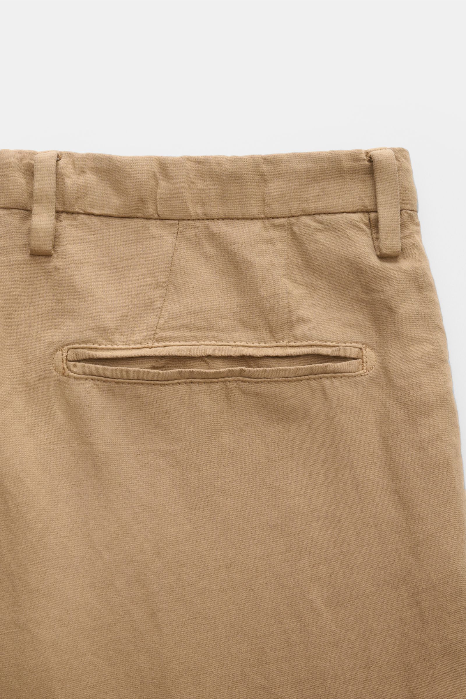 Nahaufnahme der paspelierten Gesäßtasche der Hose vom Boglioli Anzug 'K. Jacket' sand, Baumwoll-Leinen-Mix, Slim Fit.