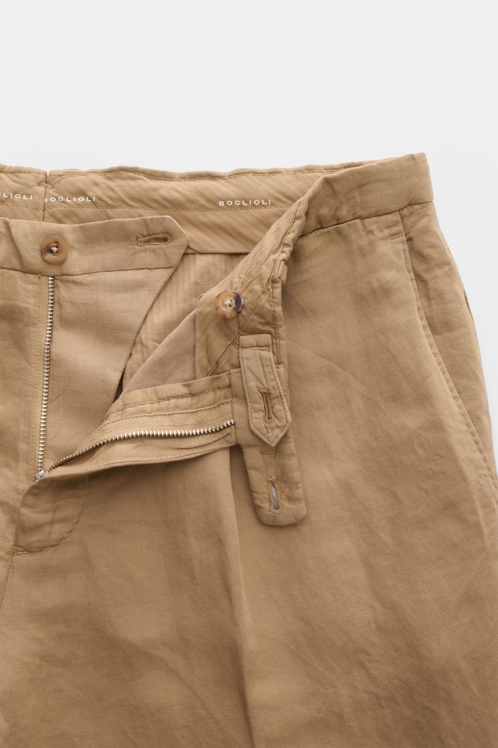 Boglioli Anzug 'K. Jacket' sand, Hose aus Baumwoll-Leinen-Mix mit Reißverschluss, Knöpfen, französischen Taschen, slim Fit, Detailaufnahme von oben.