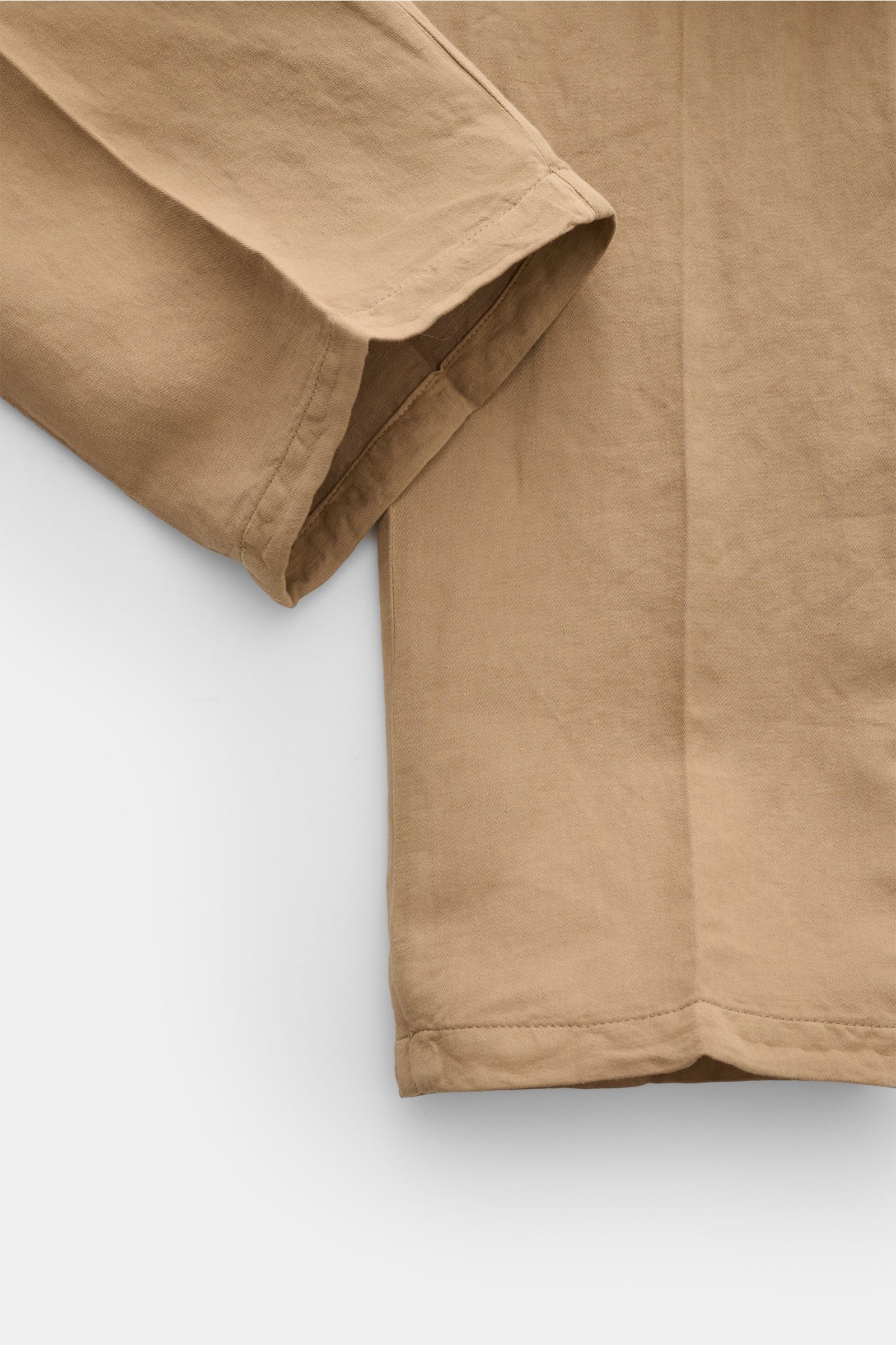 Nahaufnahme des Boglioli Anzugs 'K. Jacket' sand aus Baumwoll-Leinen-Mischung, Slim Fit, zweireihiges Sakko mit fallendem Revers, Manschette und Saum von unten rechts fotografiert.