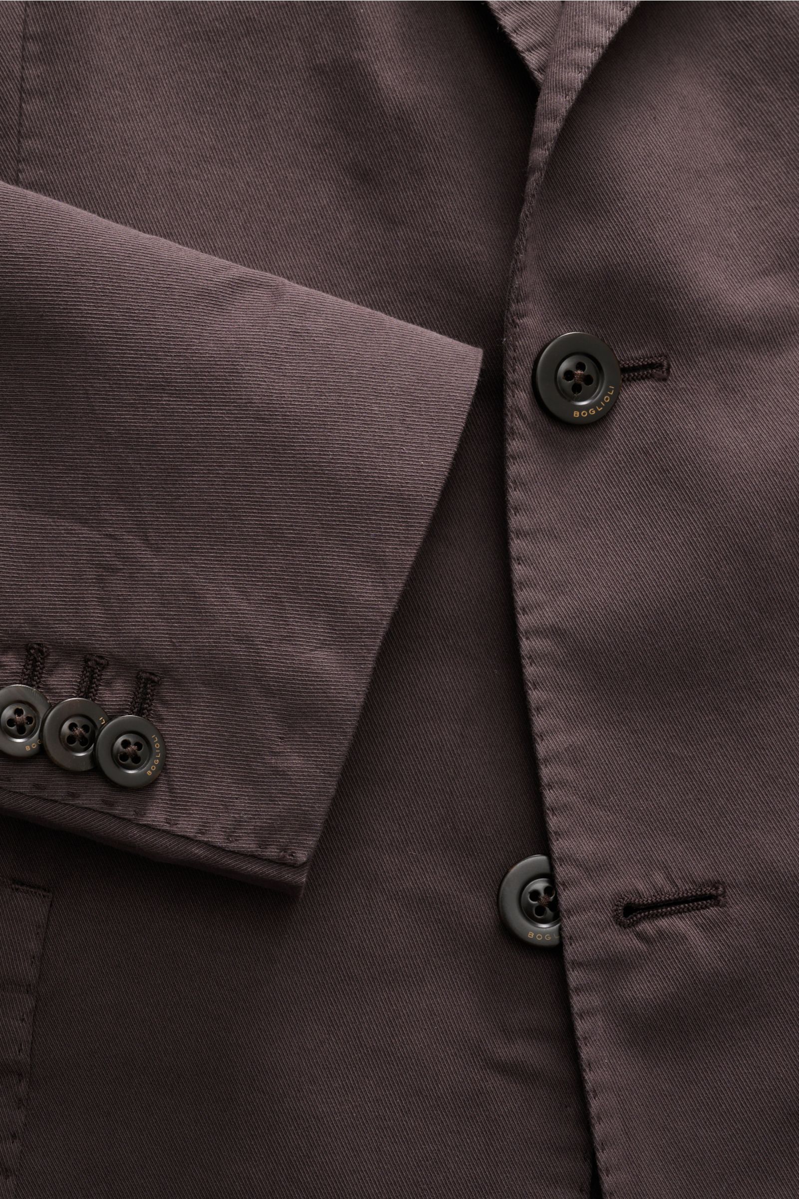 Nahaufnahme des dunkelbraunen Boglioli Anzugs 'K. Jacket' mit twill Baumwolle-Seide, Unconstructed Design, Knöpfen und fallendem Revers.