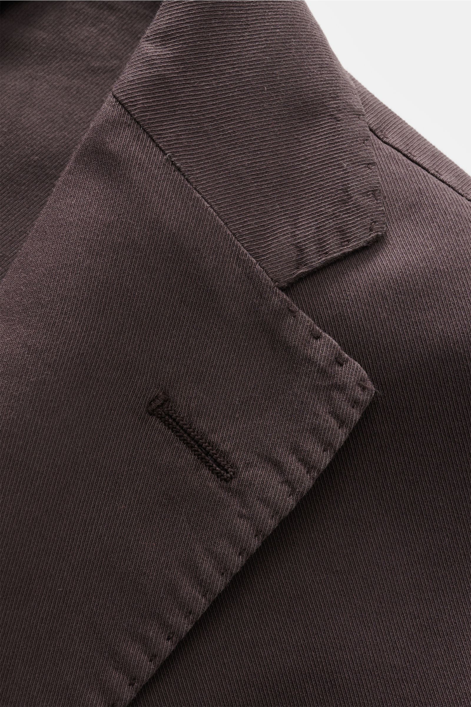 Nahaufnahme des fallenden Revers und Knopfloch vom dunkelbraunen Boglioli Anzug 'K. Jacket' aus Baumwoll-Seiden-Twill.