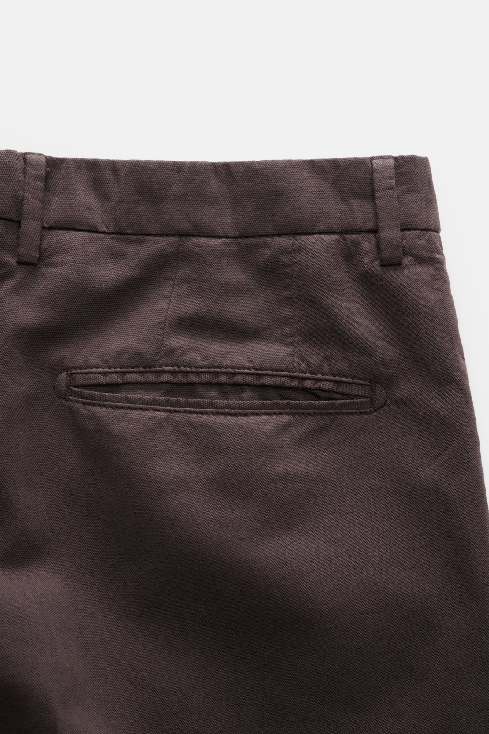 Boglioli Anzug 'K. Jacket' dunkelbraun, Nahaufnahme der paspelierten Gesäßtasche und Bundschlaufe, Baumwolle-Seide Twill, Slim Fit, garment dyed.