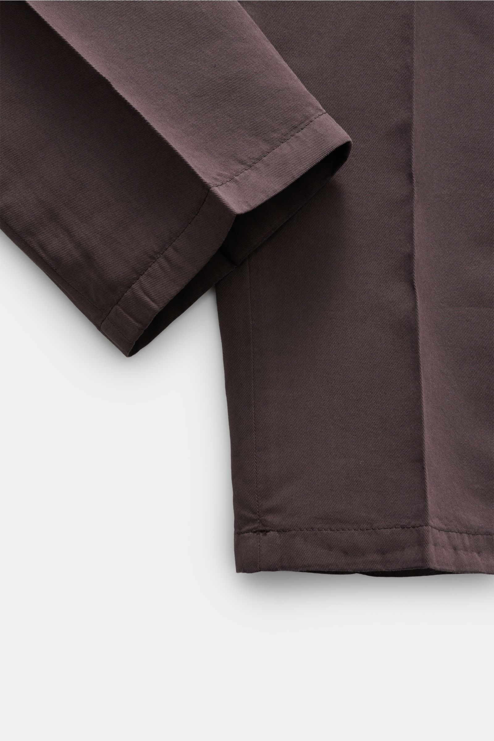 Nahaufnahme des Ärmels des Boglioli Anzugs 'K. Jacket' dunkelbraun, Baumwolle-Seide-Twill, weicher Griff, garment dyed, Slim Fit.