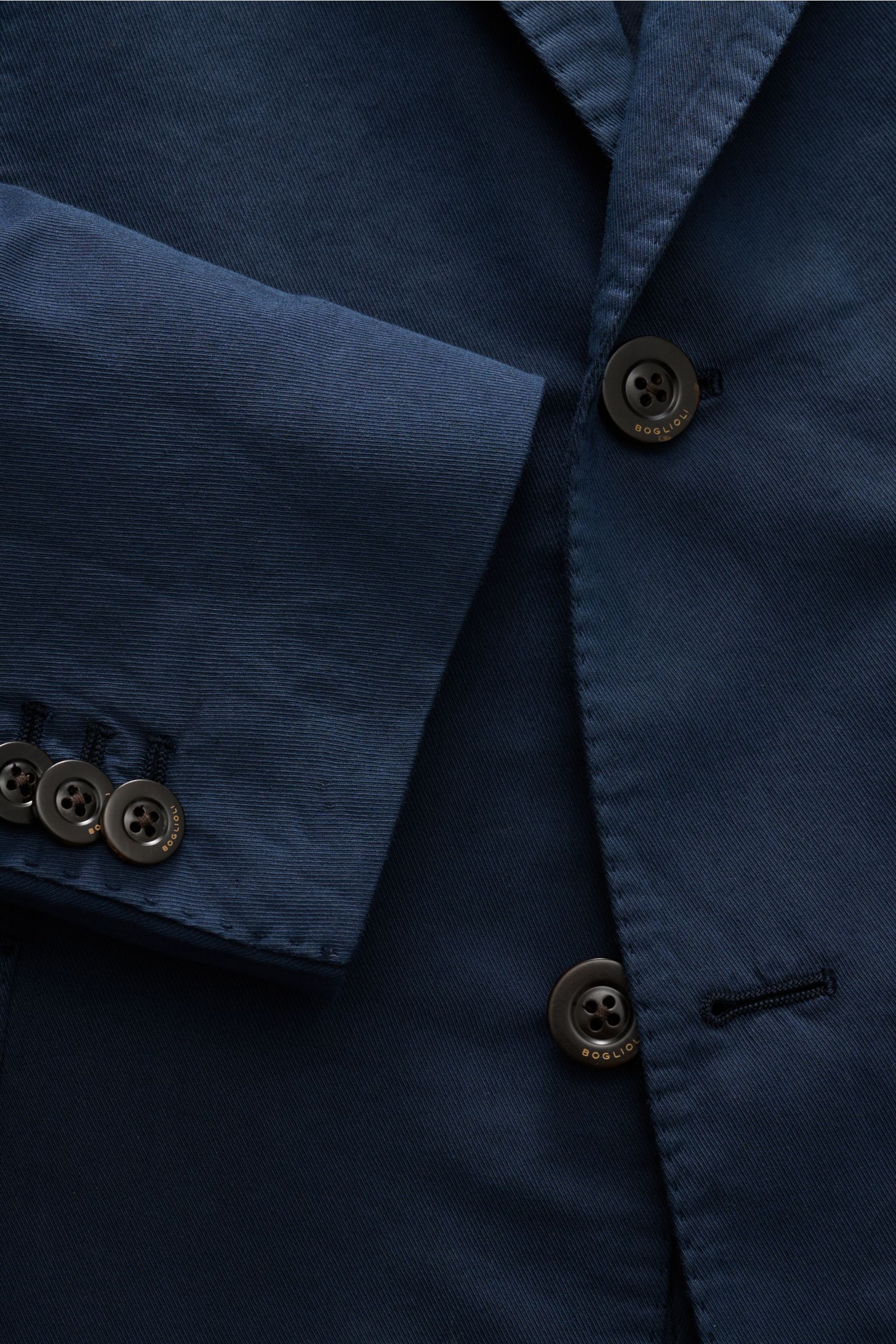 Boglioli Anzug 'K. Jacket' dunkelblau Nahaufnahme von Knöpfen und Ärmel, Baumwolle-Seide, garment dyed, Slim Fit, Unconstructed Design.