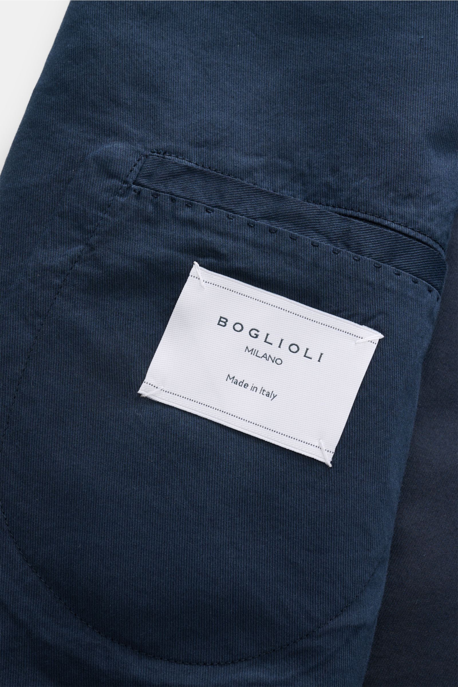 Boglioli Anzug 'K. Jacket' dunkelblau, Detailaufnahme von innen, Baumwolle-Seide, weicher Griff, garment dyed, Innentasche mit weißem Label 'Boglioli Milano'.
