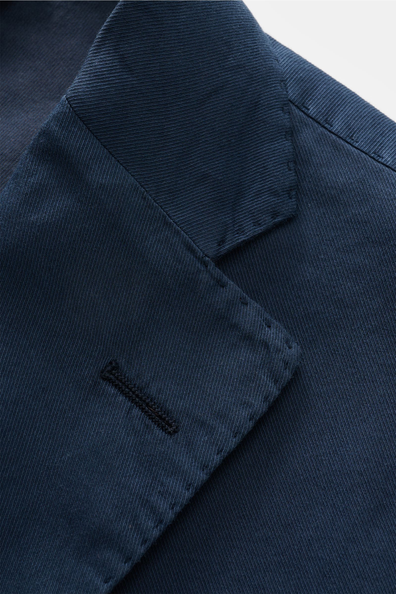Boglioli Anzug 'K. Jacket' dunkelblau in Nahaufnahme, seitliche Perspektive auf fallendes Revers aus Baumwolle-Seide mit weichem Griff, garment dyed.