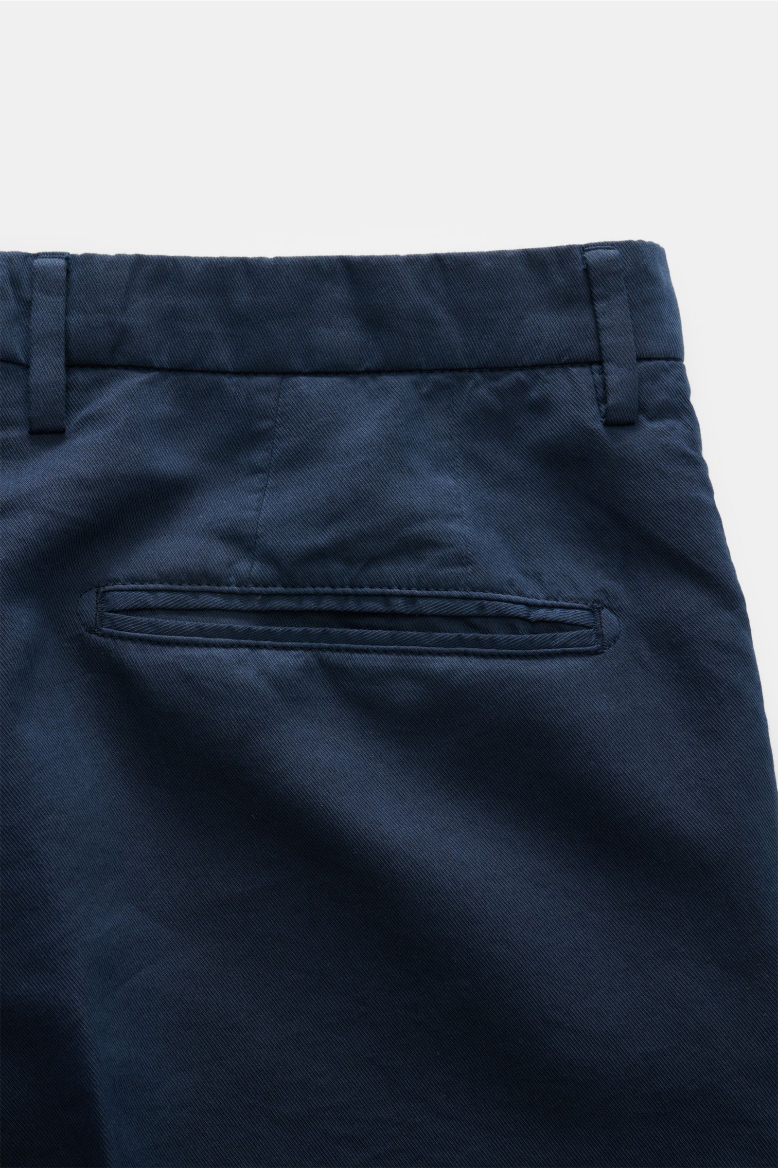 Boglioli Anzug 'K. Jacket' dunkelblau, Detailansicht der paspelierten Gesäßtasche und Bund mit Gürtelschlaufen aus Baumwolle und Seide.