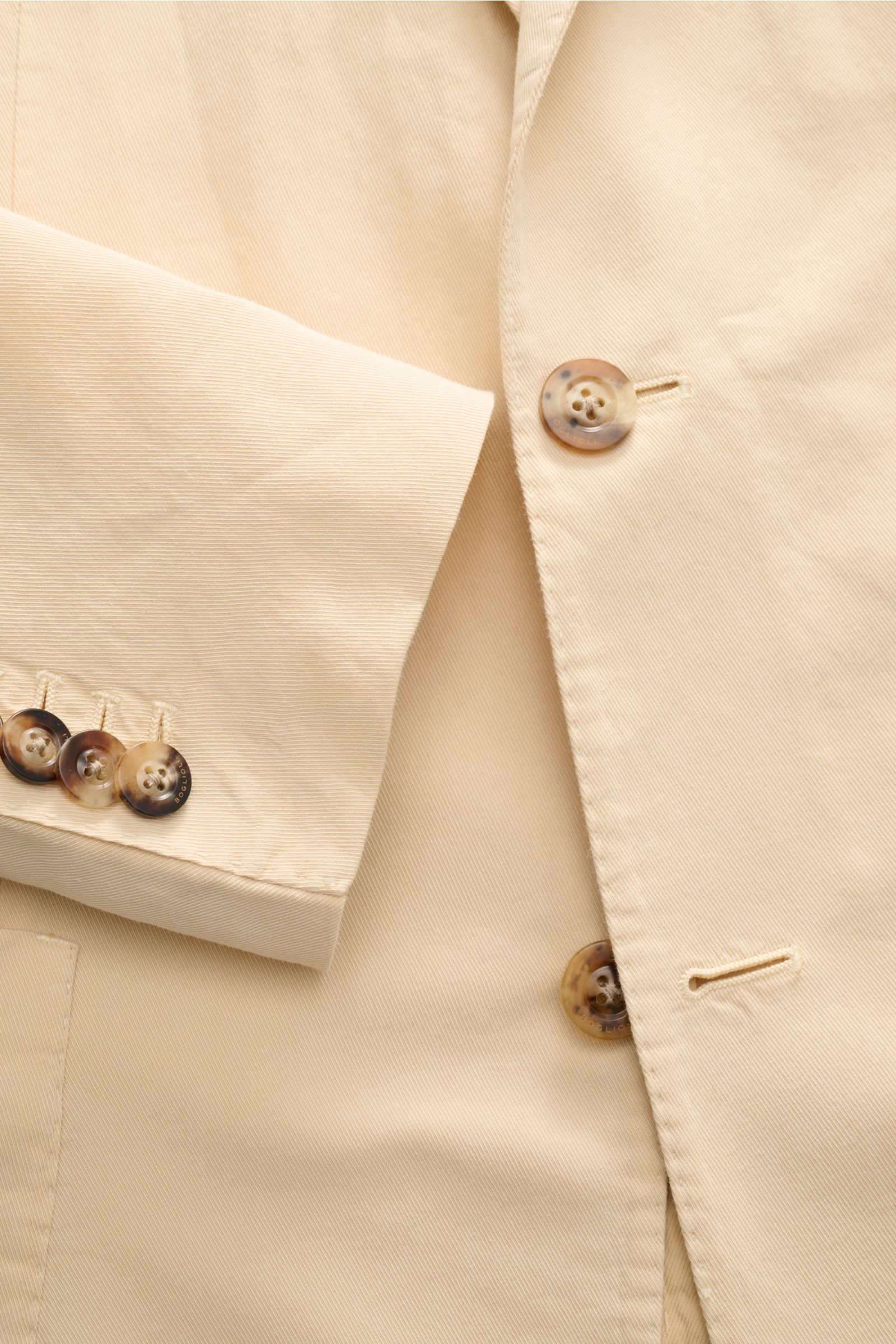 Nahaufnahme des sandfarbenen Boglioli Anzug 'K. Jacket' mit twill Baumwolle-Seide, unconstructed Design und Knöpfen aus Horn.