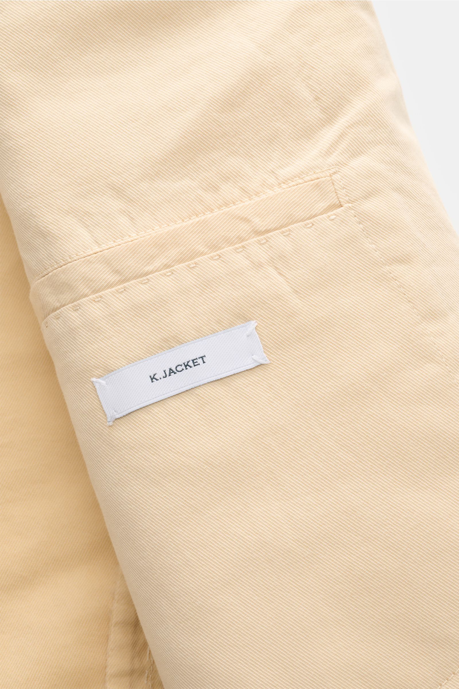 Nahaufnahme der Innentasche des Boglioli Anzugs 'K. Jacket' sand aus Baumwolle und Seide mit weichem Griff und garment dyed Finish.