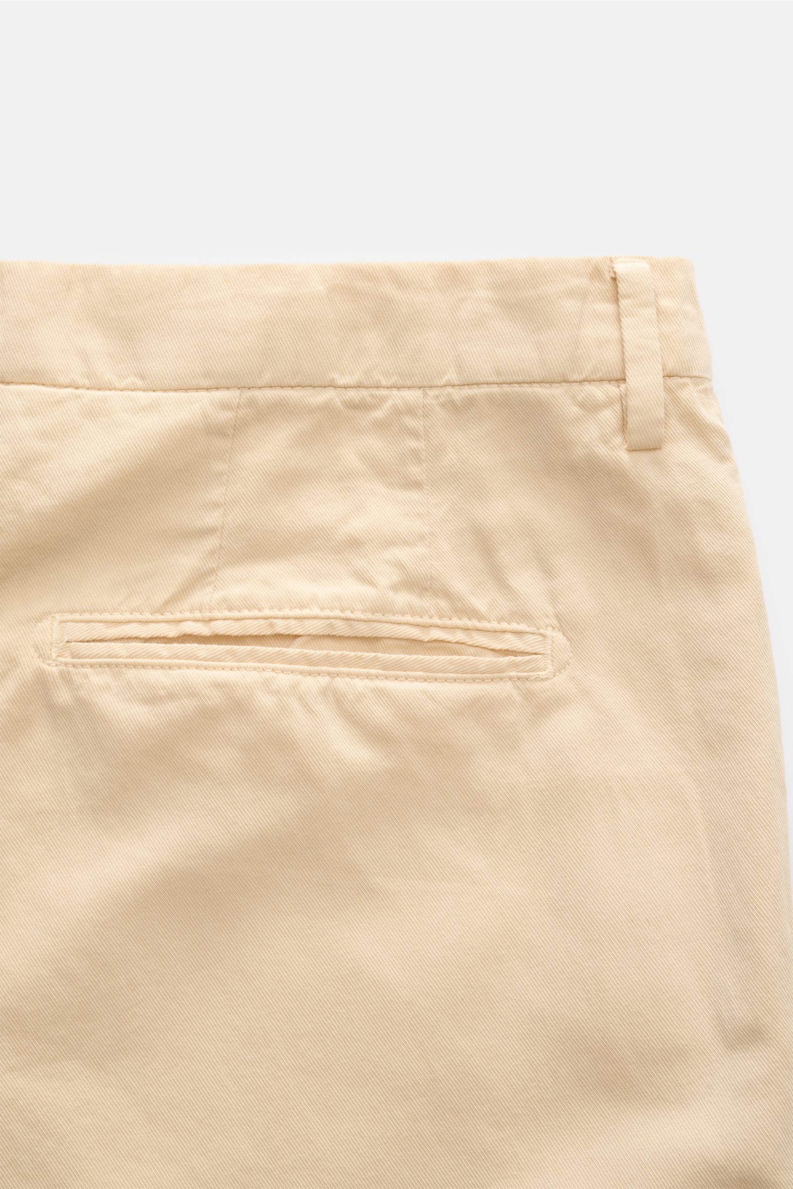 Boglioli Anzug 'K. Jacket' sand, Nahaufnahme Rückseite der Hose, Baumwolle-Seide Twill, Slim Fit, garment dyed, mit paspelierter Gesäßtasche.