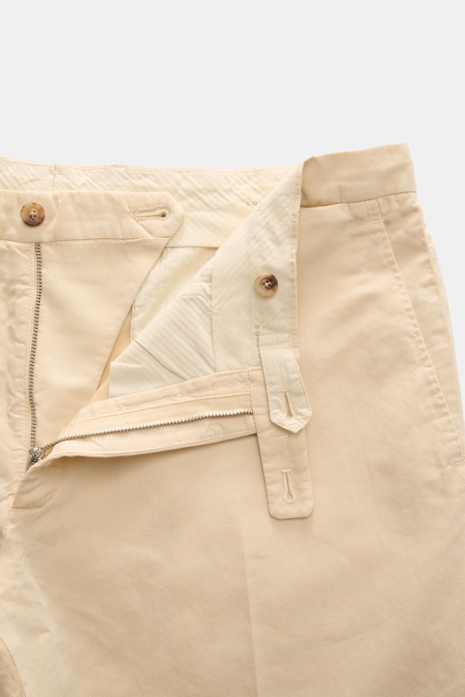 Boglioli Anzug 'K. Jacket' sand, Nahaufnahme der Hose mit geöffneter Bundknopfleiste, Reißverschluss, Baumwolle/Seide, Slim Fit, twill, garment dyed.