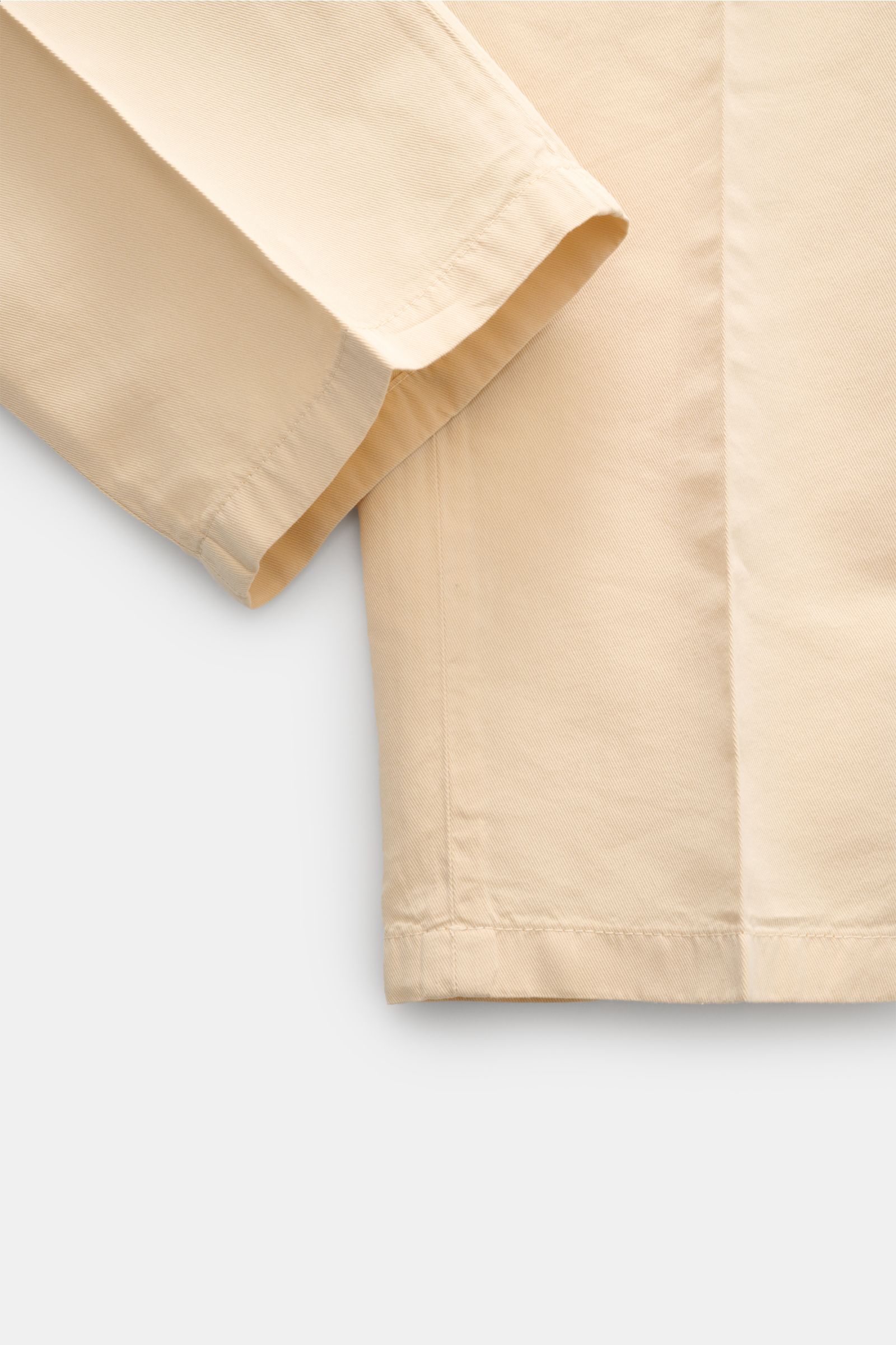 Nahaufnahme des Boglioli Anzugs 'K. Jacket' sand mit weichem Twill aus Baumwolle und Seide, Unconstructed-Design, Slim Fit, fotografiert von oben.