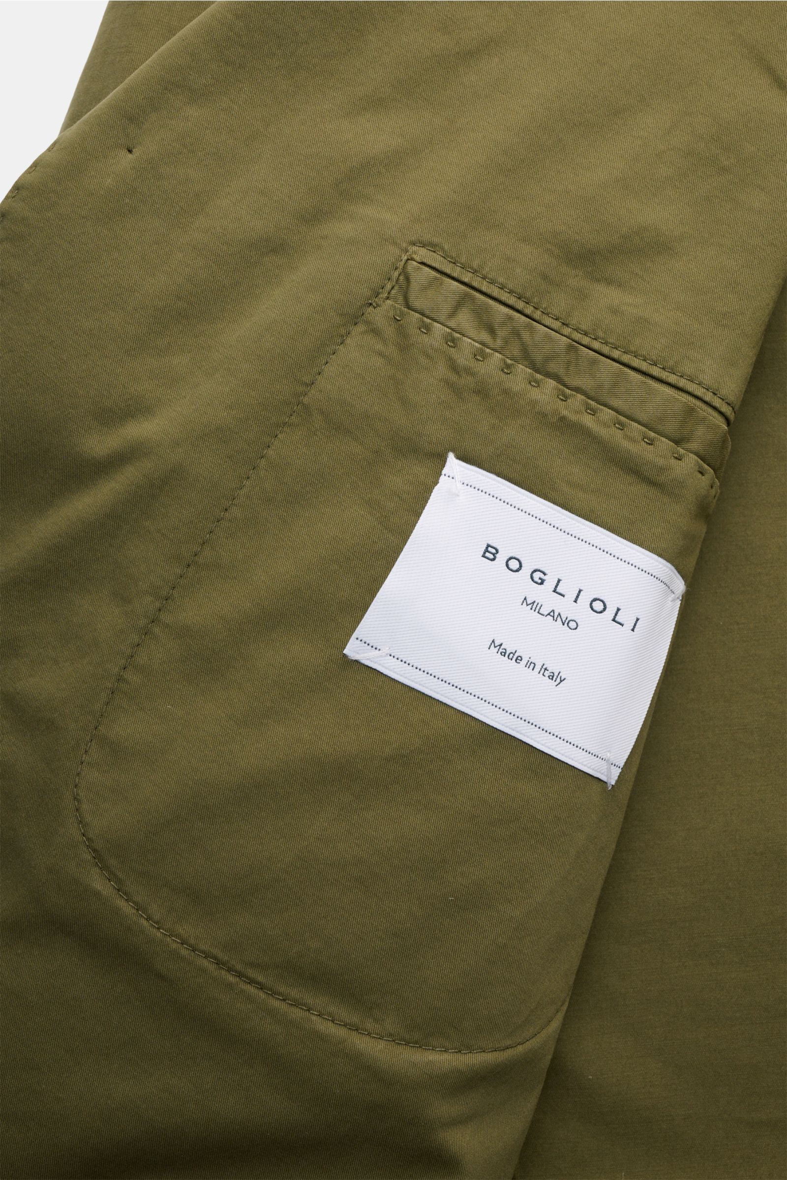 Nahaufnahme der Innentasche mit weißem Label von Boglioli Anzug 'K. Jacket' oliv aus Baumwoll-Twill, leicht elastisch, slim fit.