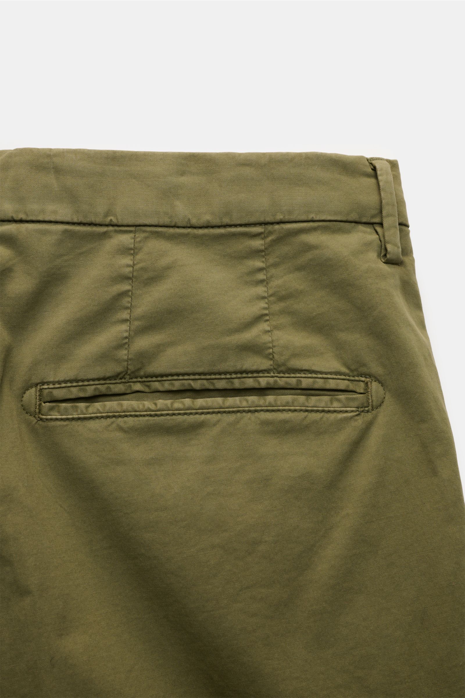 Boglioli Anzug 'K. Jacket' oliv, Nahaufnahme Rückseite Hose mit paspelierter Gesäßtasche, Baumwoll-Twill, slim fit, leicht elastisch, französische Taschen.