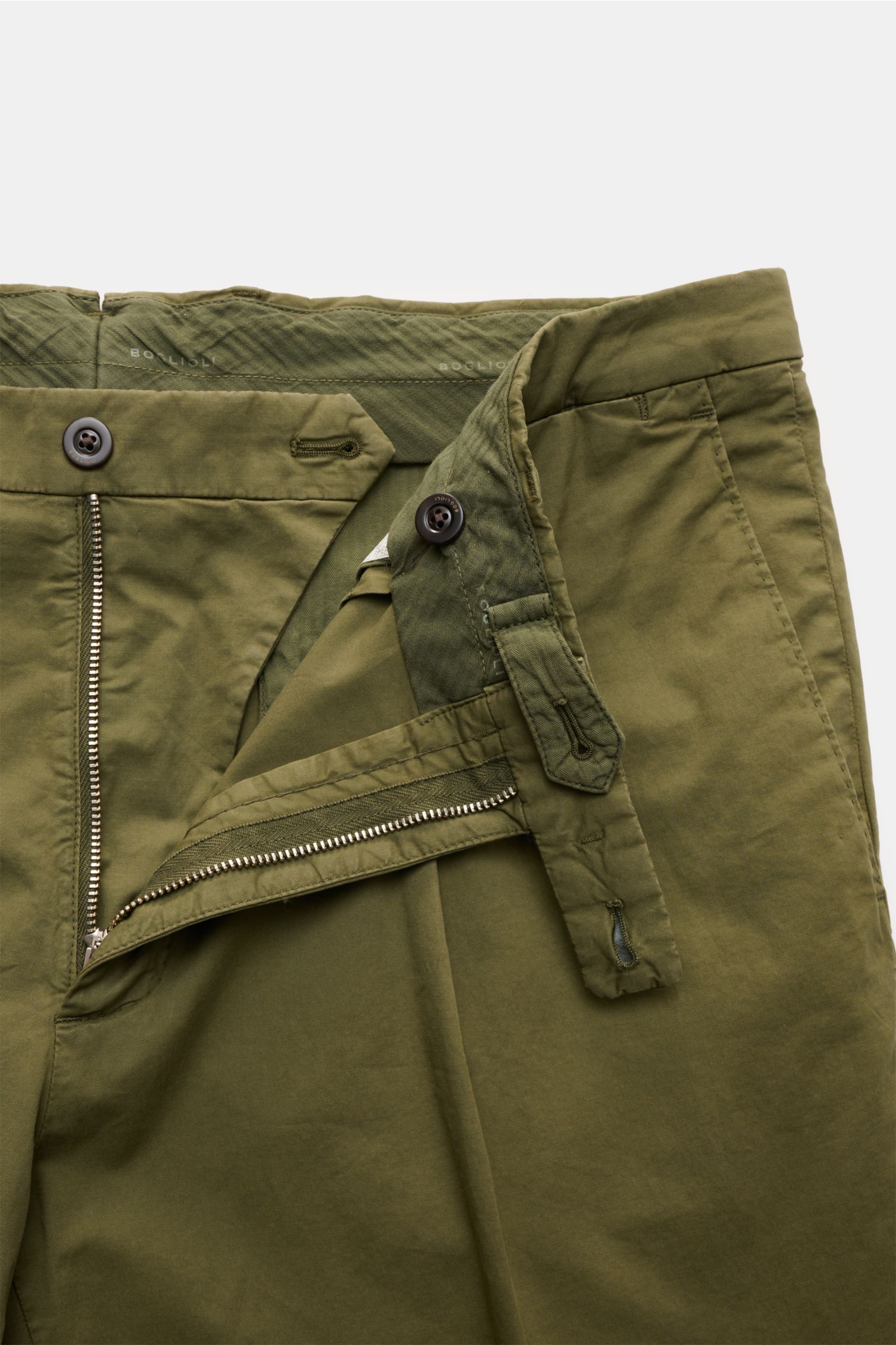 Boglioli Anzug 'K. Jacket' oliv, Detailansicht der leicht elastischen Baumwollhose mit Reißverschluss, Bundknöpfen und französischen Taschen.
