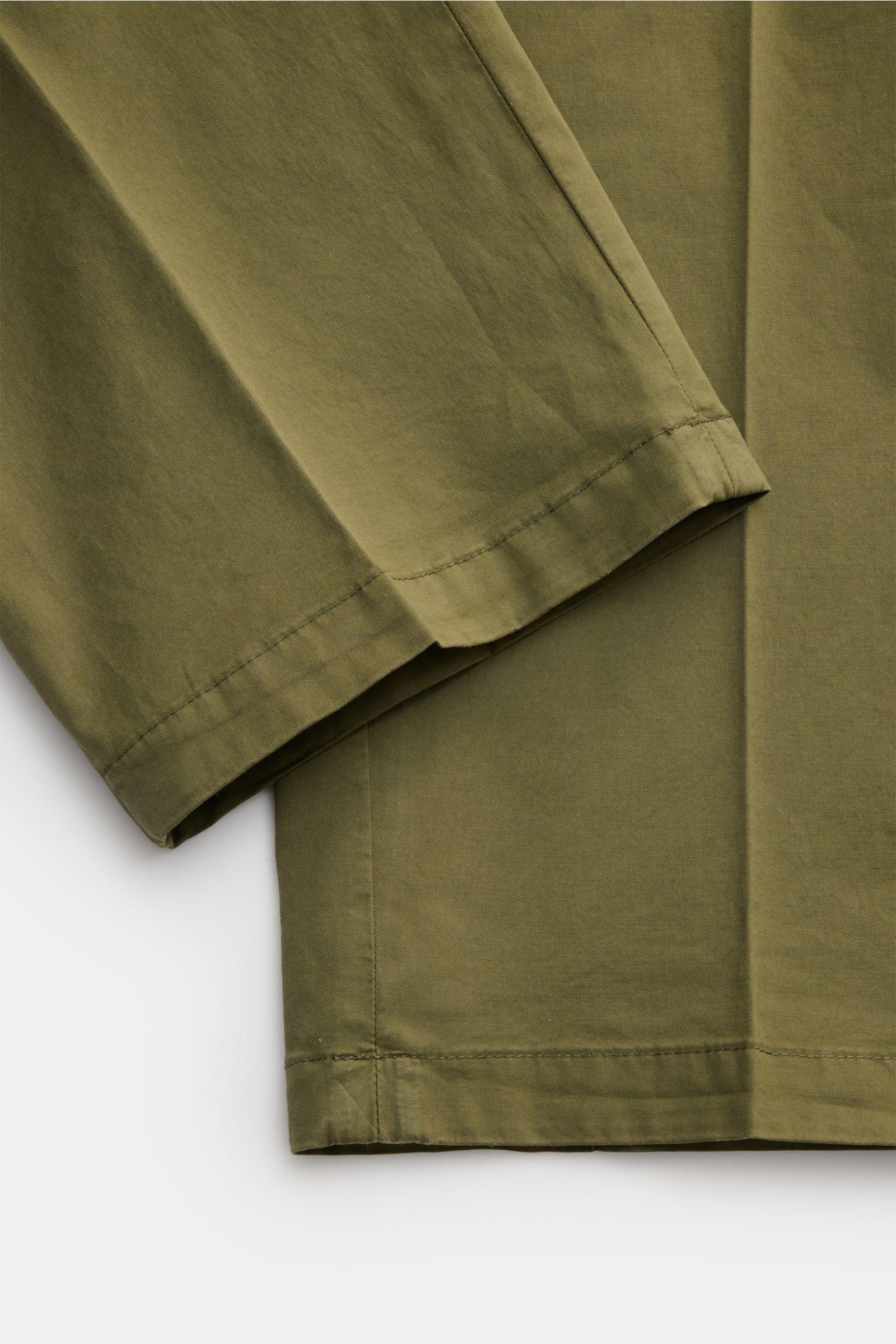 Nahaufnahme des olivfarbenen Boglioli Anzugs 'K. Jacket' mit Baumwoll-Twill und leicht elastischem, weichem Stoff, Detailansicht von Ärmel und Saum.