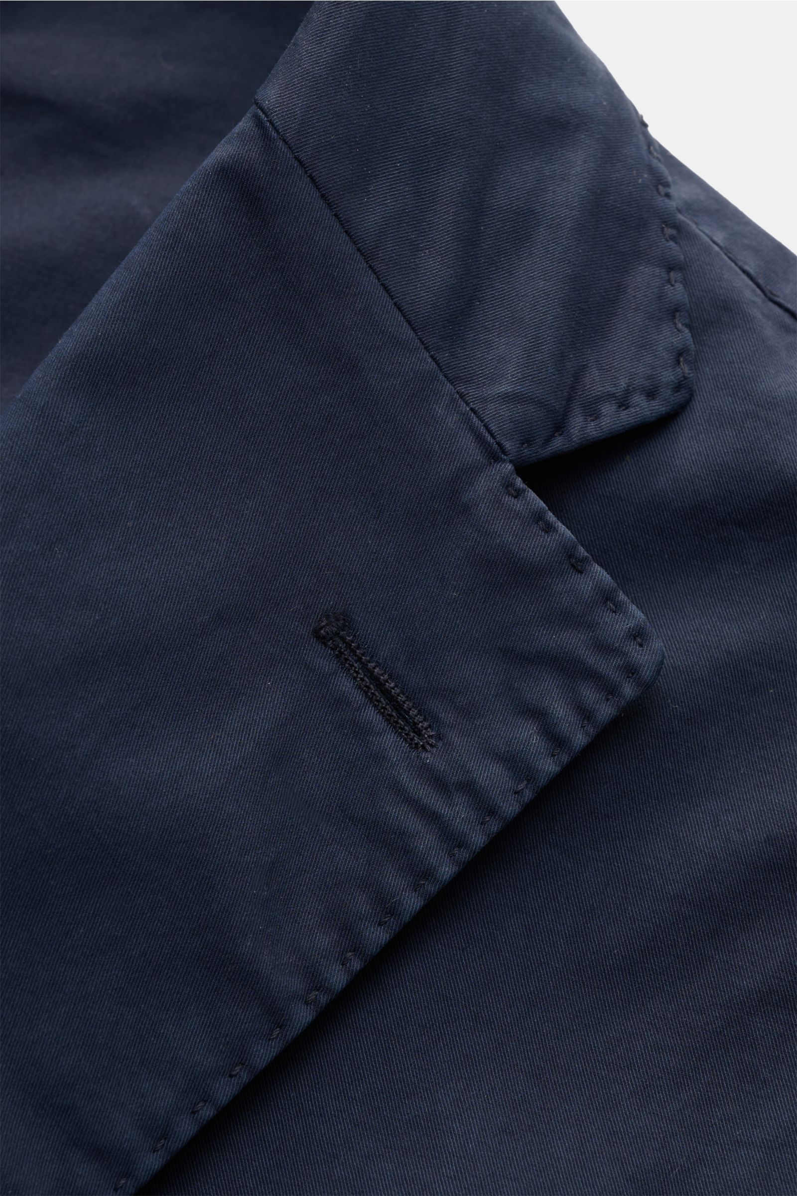Nahaufnahme des fallenden Revers und Knopfloch am Sakko des Boglioli Anzug 'K. Jacket' navy aus Baumwoll-Twill in Slim Fit mit leicht elastischer Qualität.